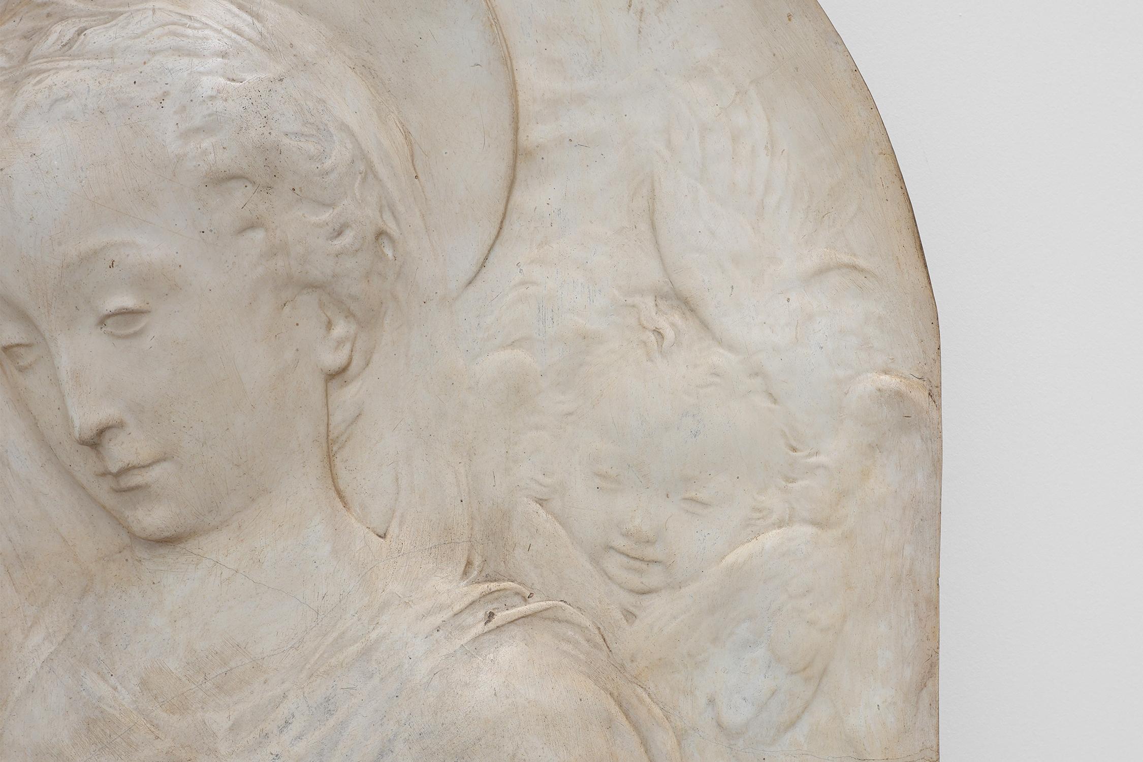 Intonaco Bassorilievo in stucco di Madonna con bambino di Antonio Rossellino, Italia, 1880 ca. in vendita