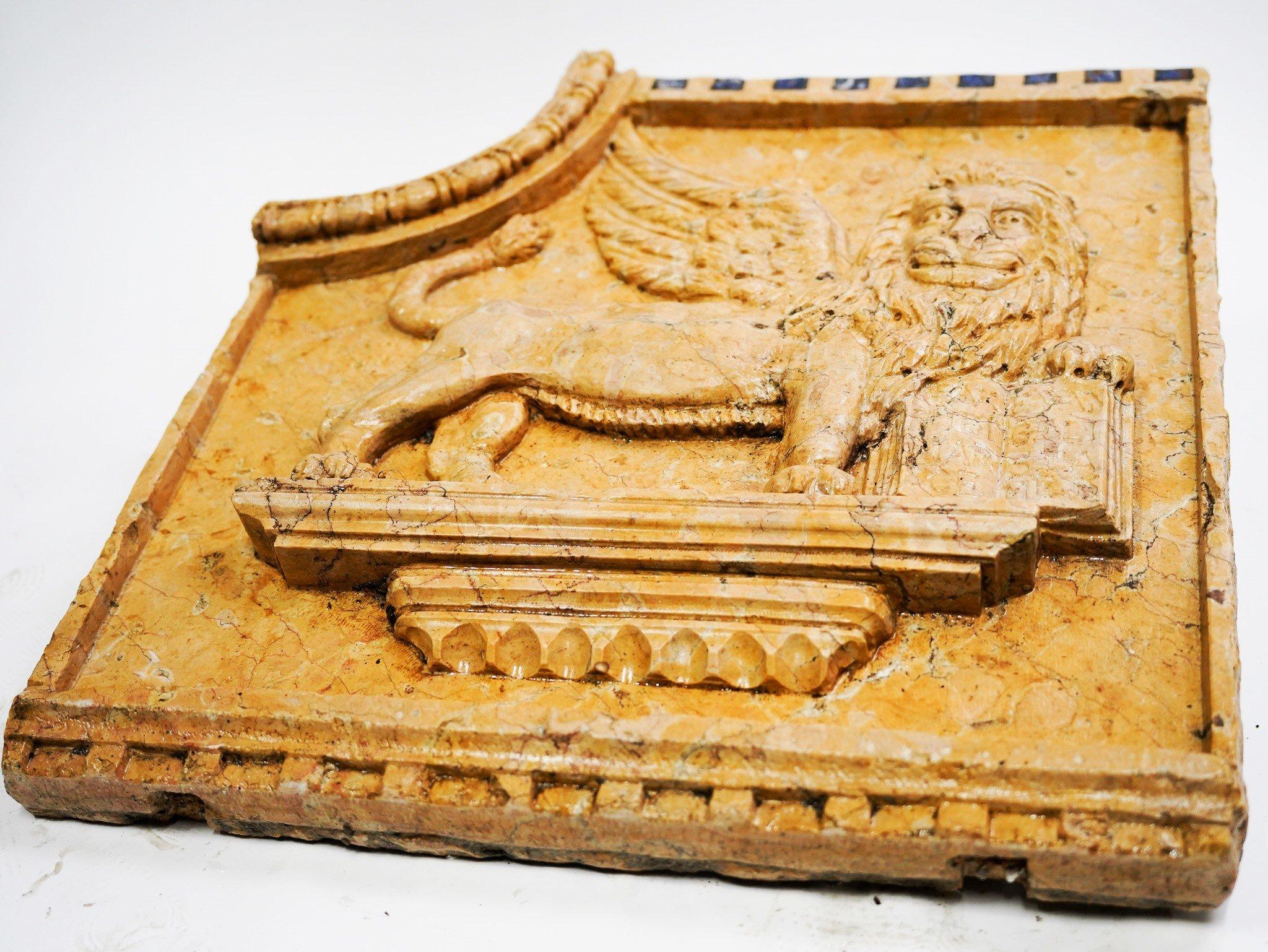Basrelief-Löwen von San Marco, aus gelbem Siena-Marmor, Büste  Marmor, Bildhauerei (20. Jahrhundert) im Angebot
