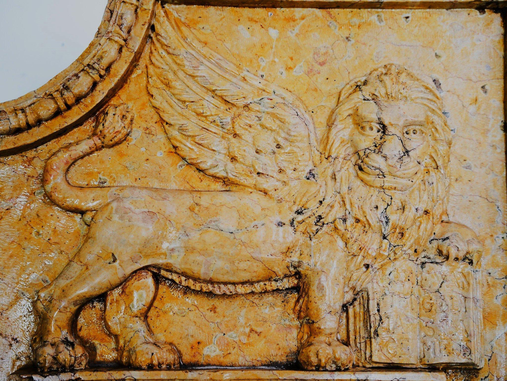 Basrelief-Löwen von San Marco, aus gelbem Siena-Marmor, Büste  Marmor, Bildhauerei im Angebot 1