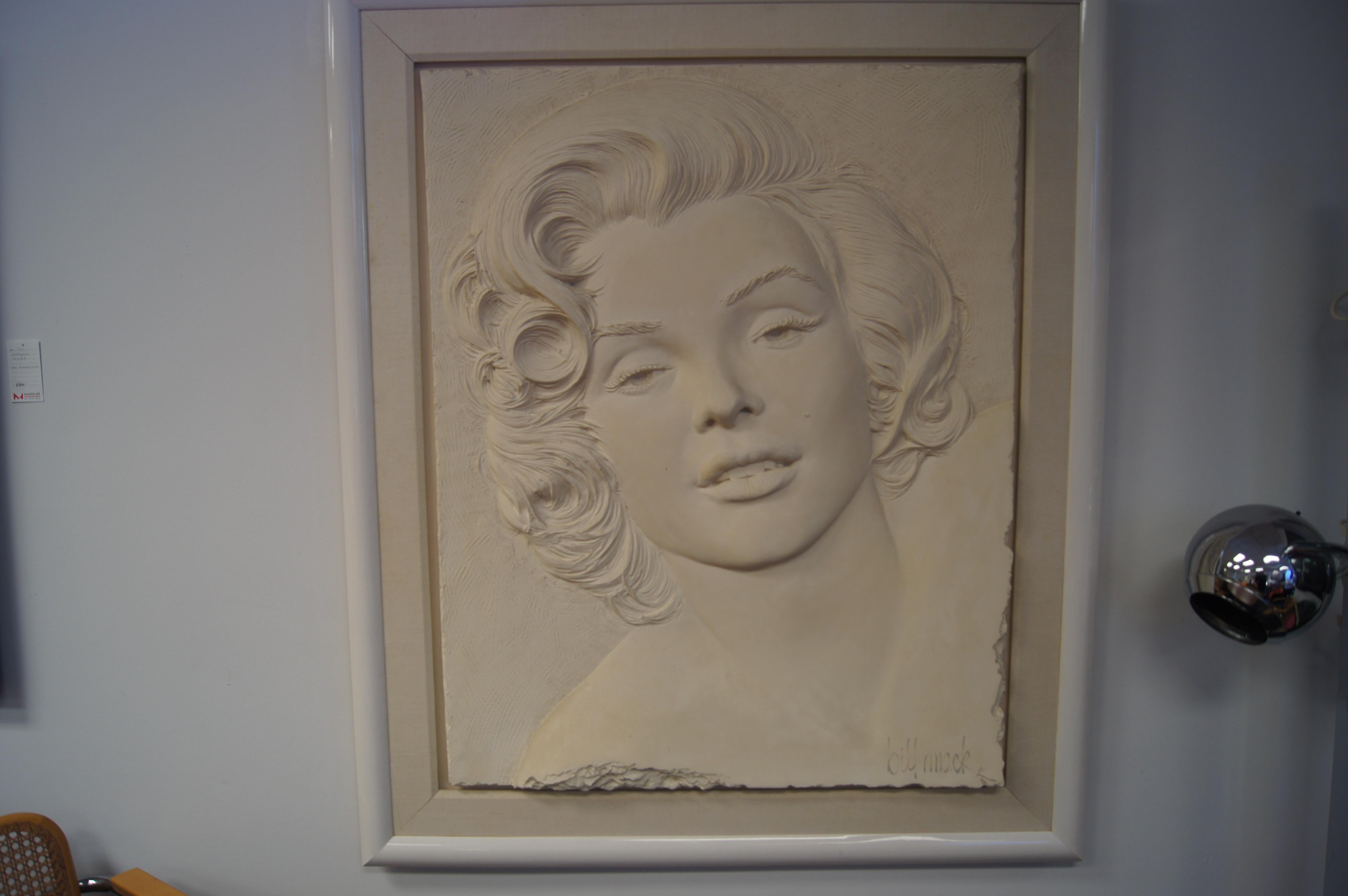 Créé par Bill Mack en 1984, ce grand bas-relief encadré de Marilyn Monroe est un bel exemple de la technique de sculpture la plus connue de l'artiste, qui utilise du sable lié à la résine. Il plairait à tout collectionneur d'art figuratif Monroe.