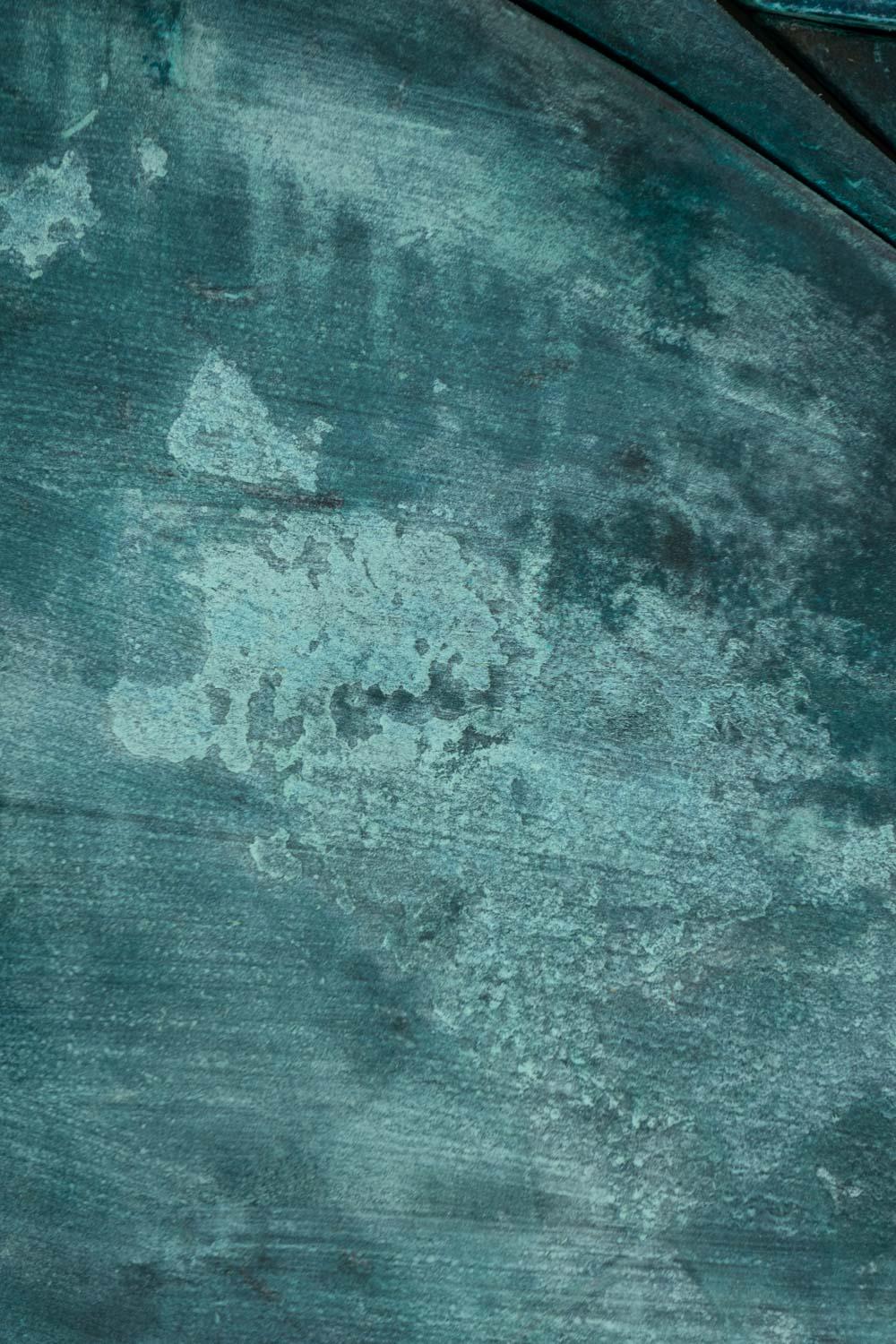 Basrelief-Tafel Sortez du cadre! aus Holz und oxidiertem Kupfer. im Angebot 5