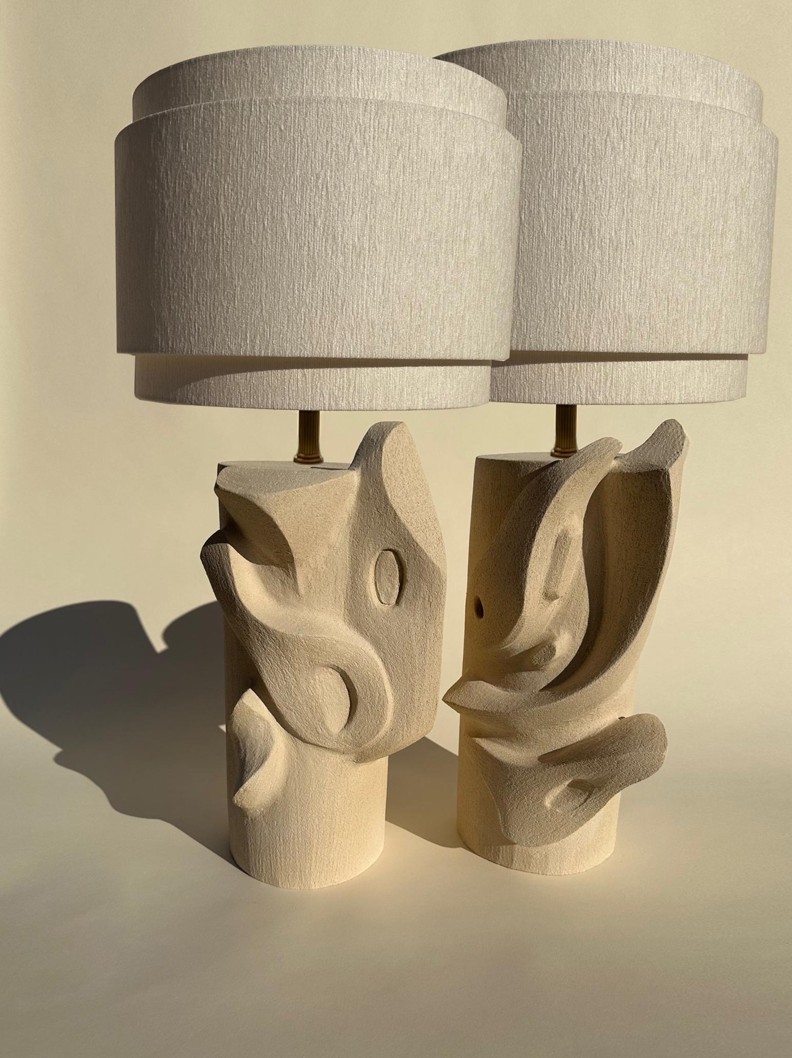 Lampe de table Bas Relief d'O Olivia Cognet
Dimensions : Base : D 20 x H 45 cm, Abat-jour : 40 x 40 cm
Matériaux : Céramique.

Depuis qu'elle s'est installée à Los Angeles en 2016, l'artiste et designer française Olivia Cognet s'est concentrée sur
