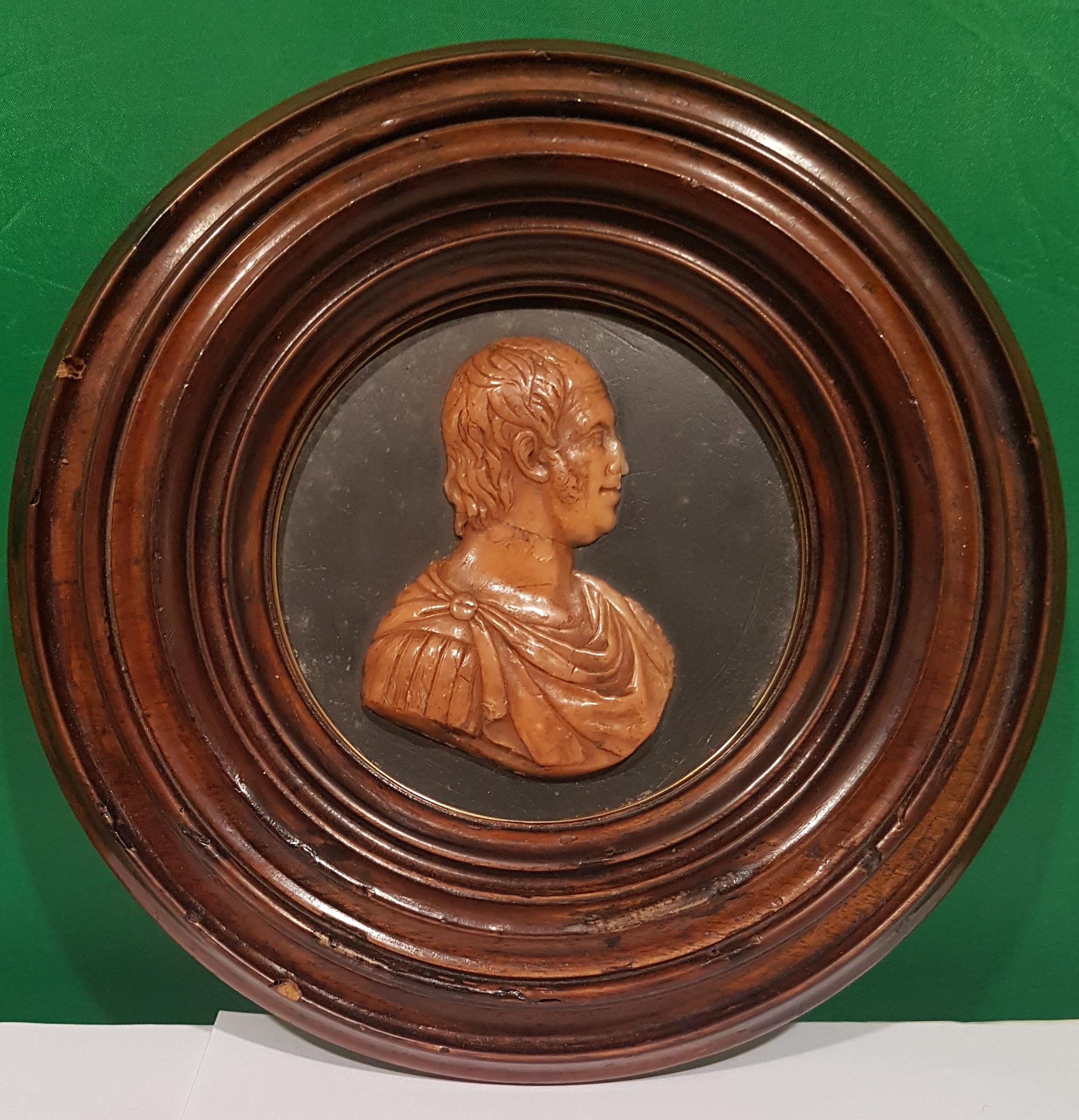 Bas Rilief with profile of Ferdinando IV Borbone, dressed as a Roman Emperor.
Beginning of 19th century.
Wax sculpture within circular hickory frame.
Very fine piece belonging to the celebrative series of painting, sculptures and decorations