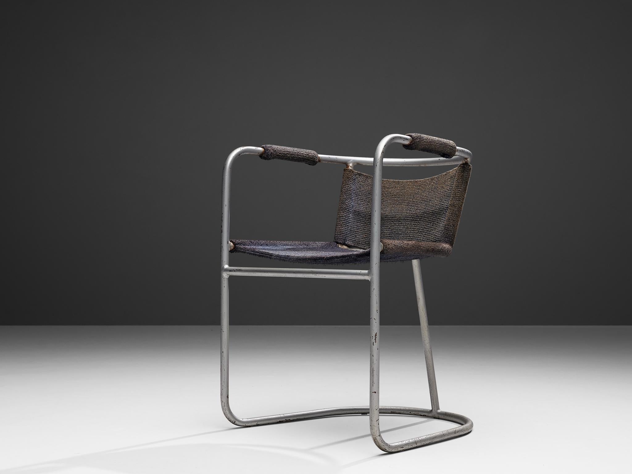 Bas Van Pelt, fauteuil, acier chromé, sisal, Pays-Bas, années 1930

Ce fauteuil, conçu par Bas Van Pelt, présente une structure en métal tubulaire courbé. Cette première version montre que le développement de la chaise cantilever n'en était qu'à ses