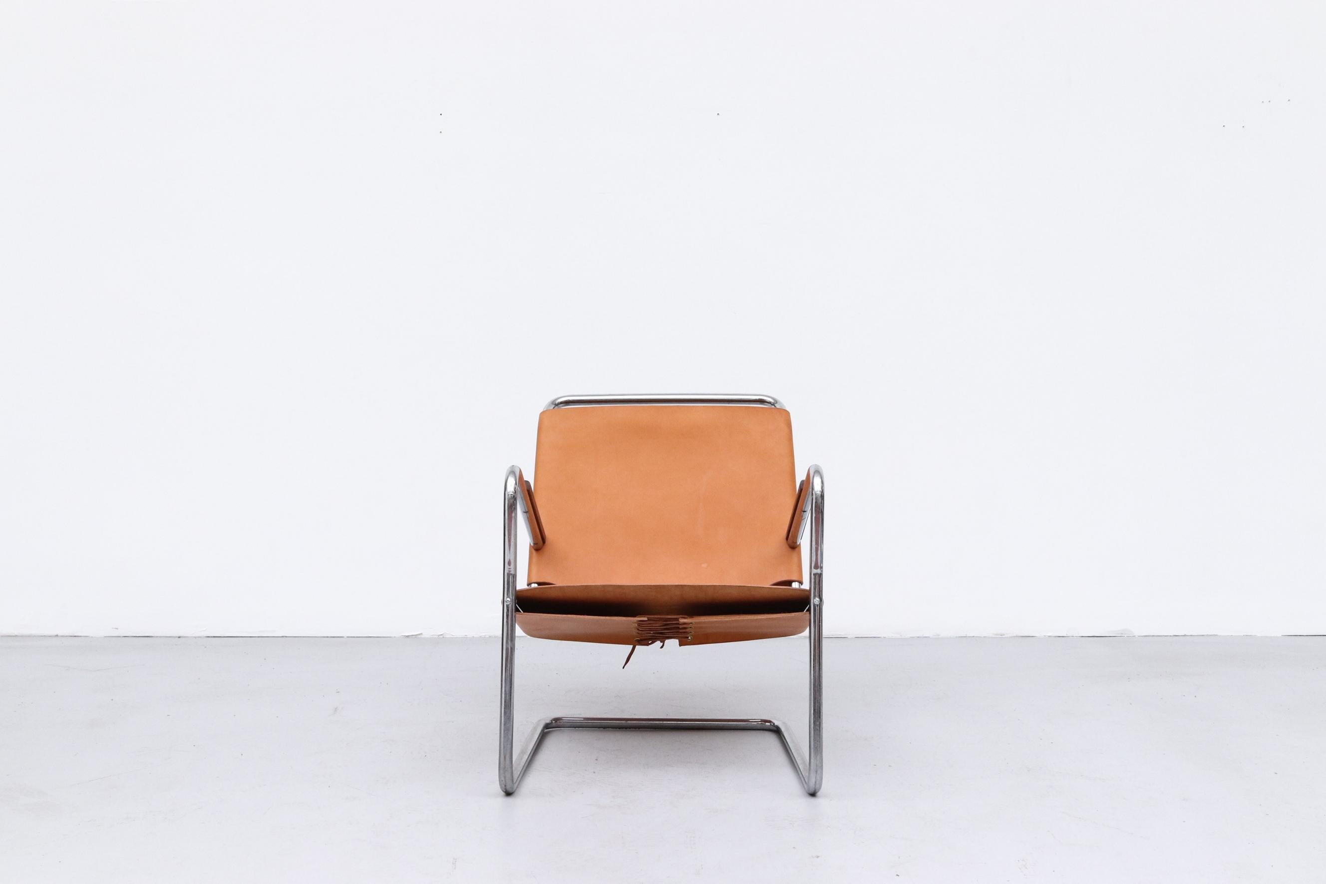 1930's Bas Van Pelt Leder und Chrom Rohr Lounge Chair mit Holz Armlehnen und New Natural Leder Sitz mit geschnürt Leder Schließung in den Rücken. 
Van Pelt war zu seiner Zeit ein zukunftsweisender Designer und  nur in einem Stil entworfen, der dem
