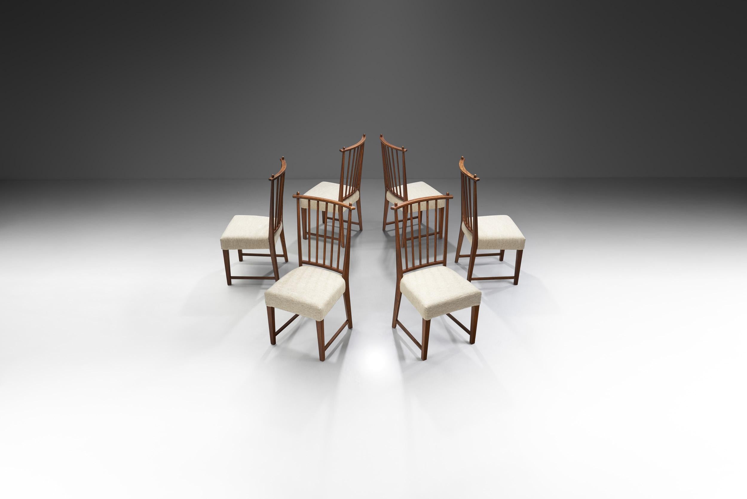 Ces rares chaises de salle à manger du designer néerlandais Bas van Pelt témoignent de l'époque moins connue, mais brillante, du premier modernisme néerlandais. Les dessins de Van Pelt n'étaient produits que lorsqu'une commande était passée, c'est