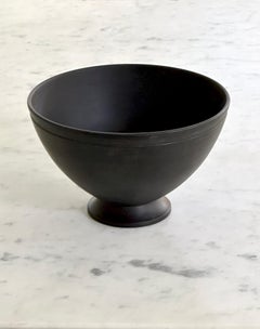 Cuenco con pie de basalto diseñado por Keith Murray para Wedgwood