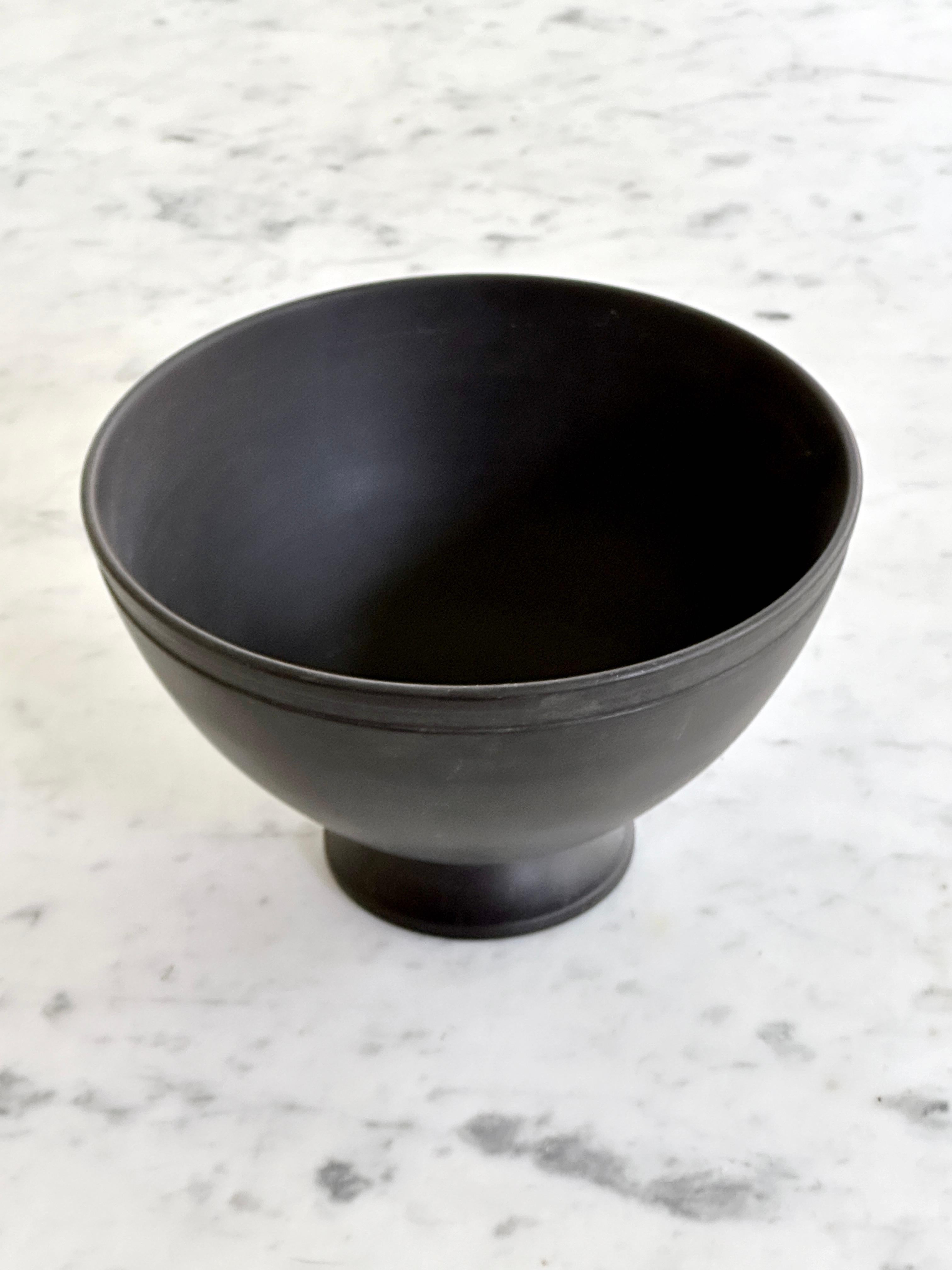 Cuenco con pie de basalto diseñado por Keith Murray para Wedgwood Art Decó en venta