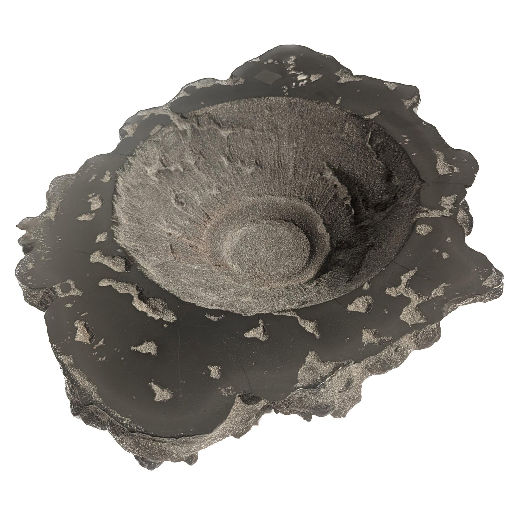 Offert est un bol en basalte (roche de lave) ciselé et créé en 2014 par l'artiste tchèque, Kubus. 

Il repose à plat sur une surface et présente une finition craquelée et rugueuse au toucher. 

Il mesure 17,5