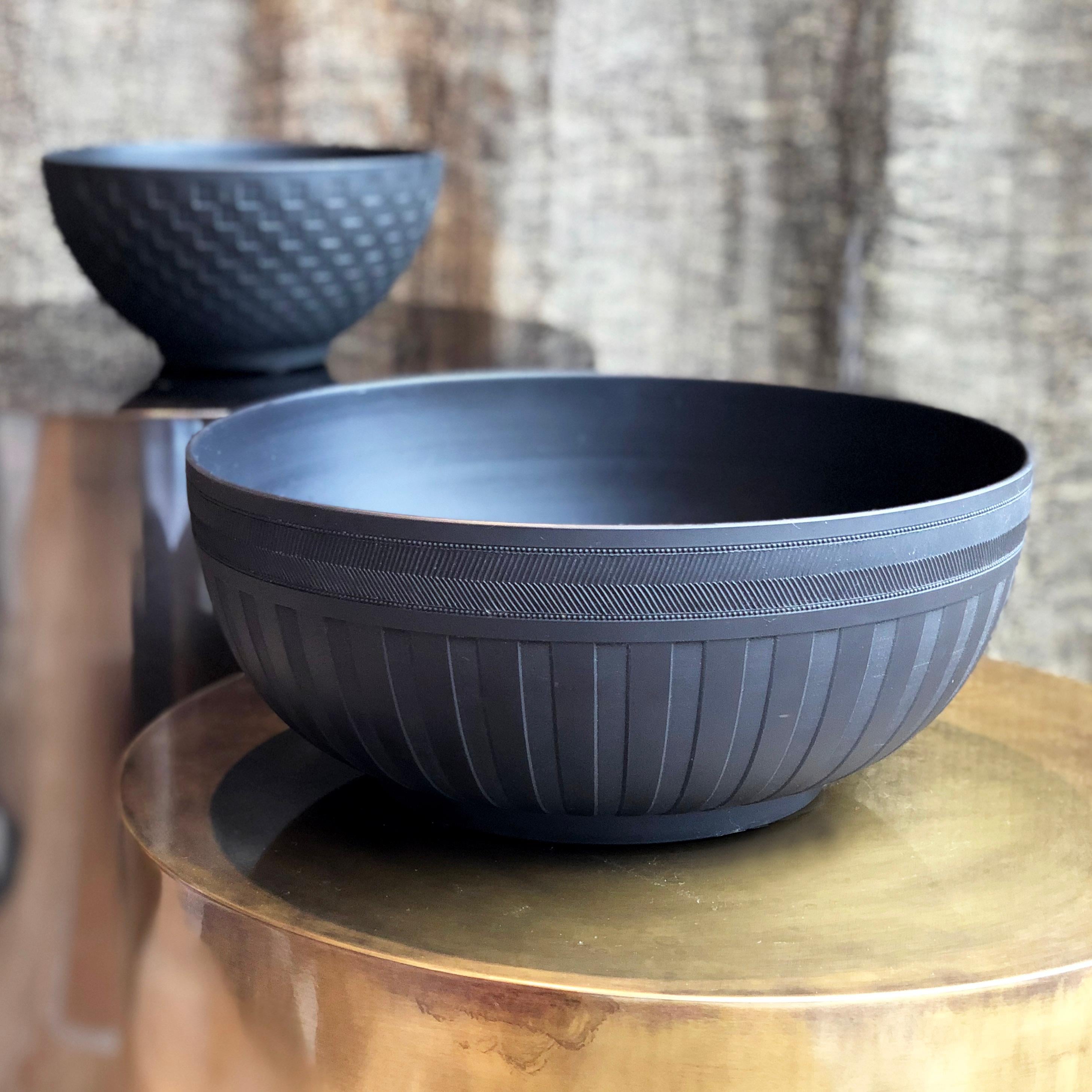 Beautiful basalt Wedgwood bowl from 1930’s, featuring a striped motif.

29Dia x 12H cm

Good vintage condition