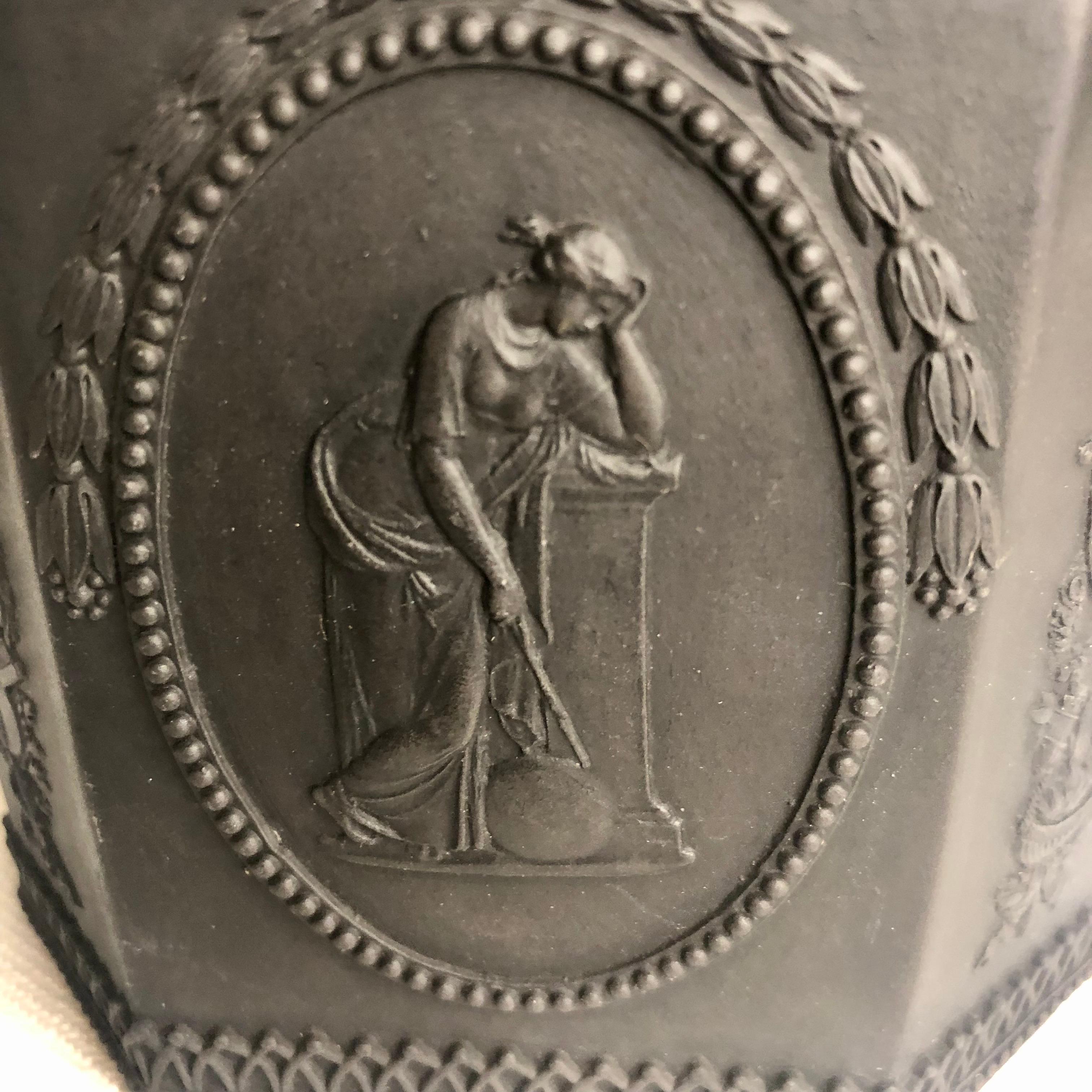 Théière en basalte de Wedgwood avec médaillons de l'homme à la lyre et de la femme sur le Pedestal en vente 8