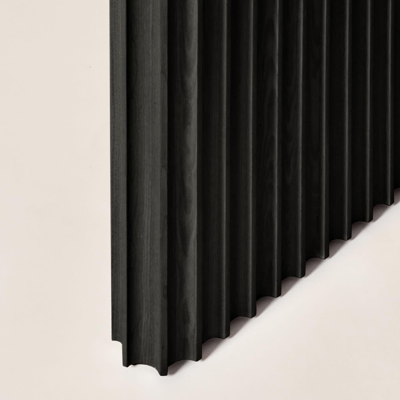 Basalto is designed to minimize its architectural components. The purpose is to enhance their visual value through the interaction of different thicknesses and rhythms. The essentiality of the top and the linear pattern of the legs generates, in