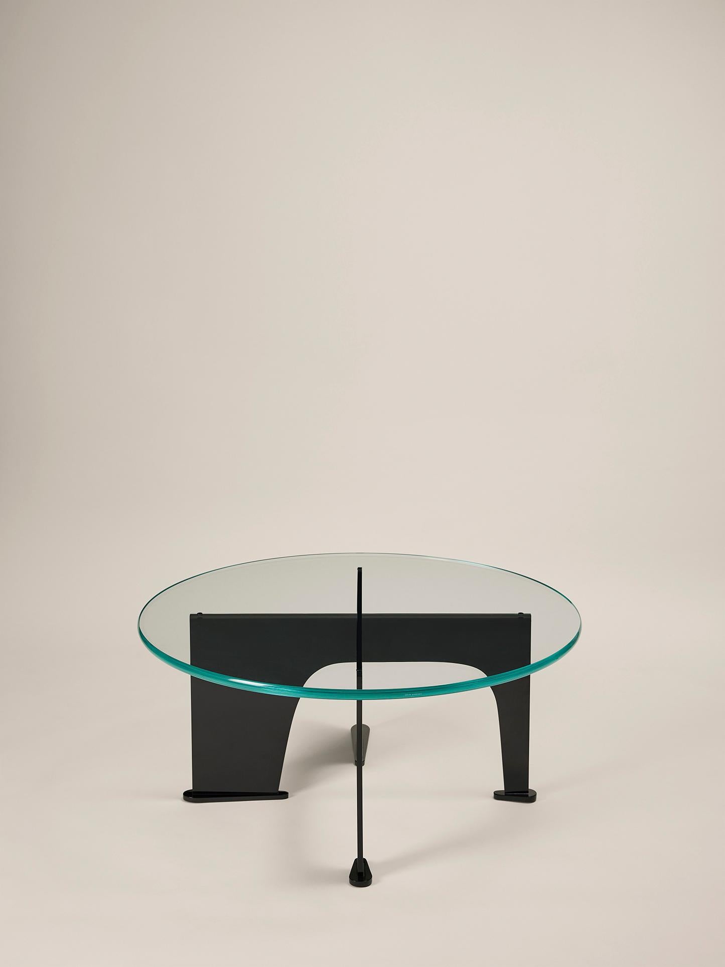 Couvercle en verre extra-clair
Pieds en métal brillant laqué noir.

Dimension (cm) : Ø 90 x H 40

Évoquant à la fois le néant et l'infini dans l'inconscient collectif, la couleur noire est chargée de mystère et d'une puissance naturelle qui explique