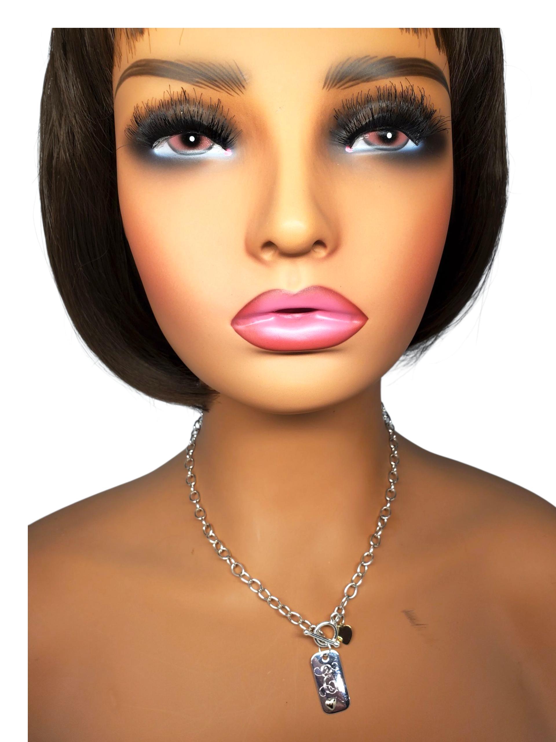 Collana con ciondolo a forma di cuore in argento sterling e oro 14k - Basch

Questa bellissima collana Basch è realizzata in argento sterling con accenti a cuore in oro 14K e presenta un ciondolo a forma di medaglietta Monogram con una E scritta.