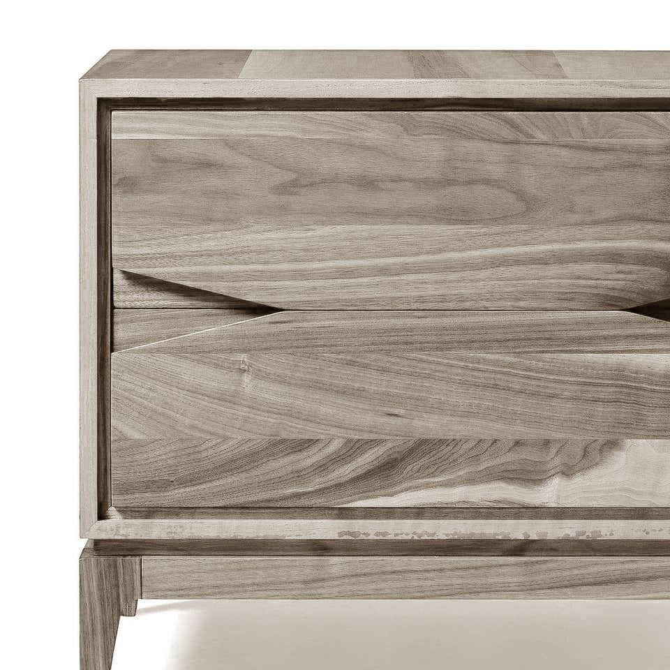 Moderne Table de chevet en bois massif à base en noyer avec finition gris naturel, contemporaine en vente