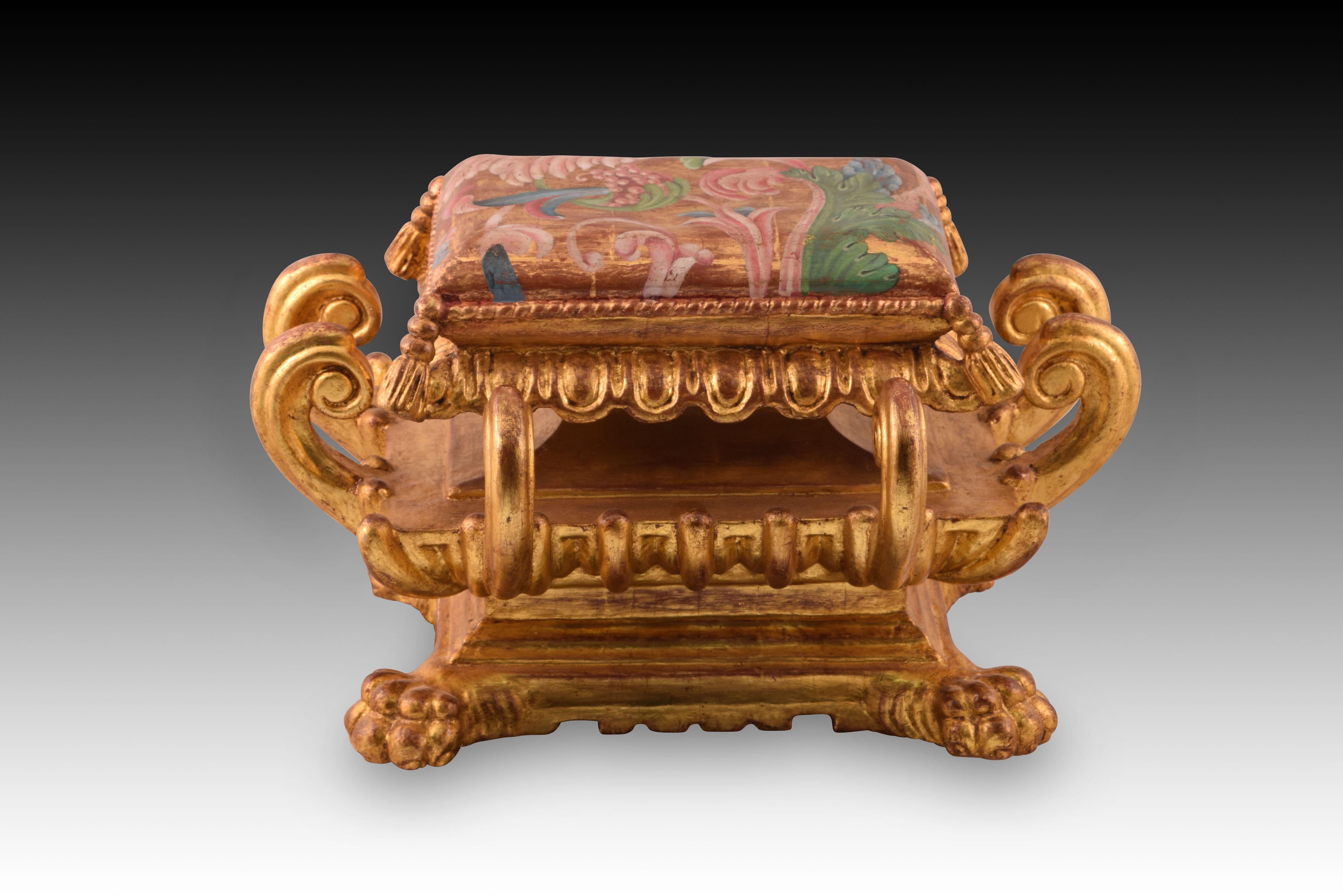 Gallon base. Carved and polychrome wood. Inspired by models from the 17th century.
Rectangular base with a similar cushion on the top (decorated with plant elements) and complex lines of curves and countercurves enhanced with architectural elements,