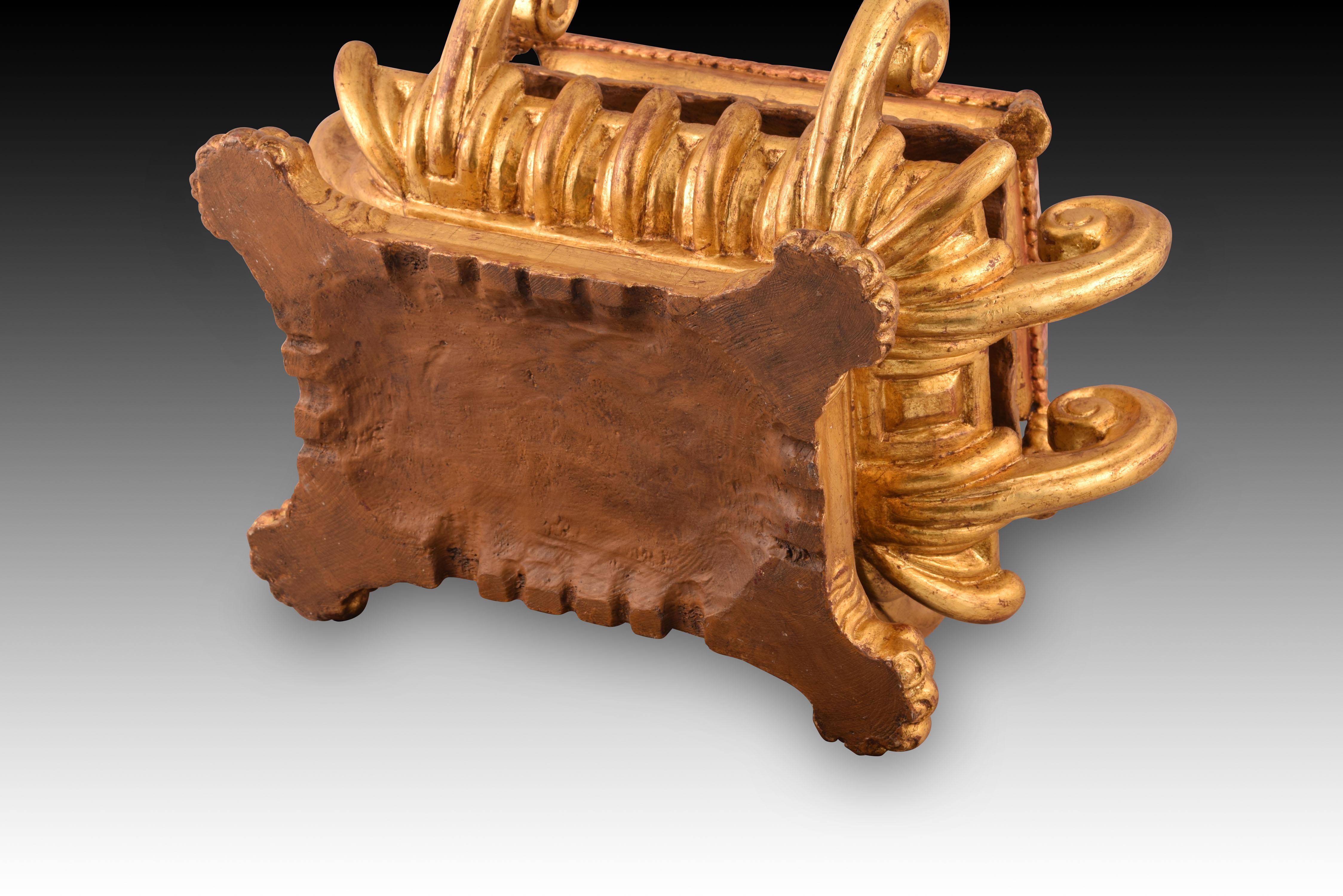Spagnolo Base per scultura. Legno policromo. in vendita