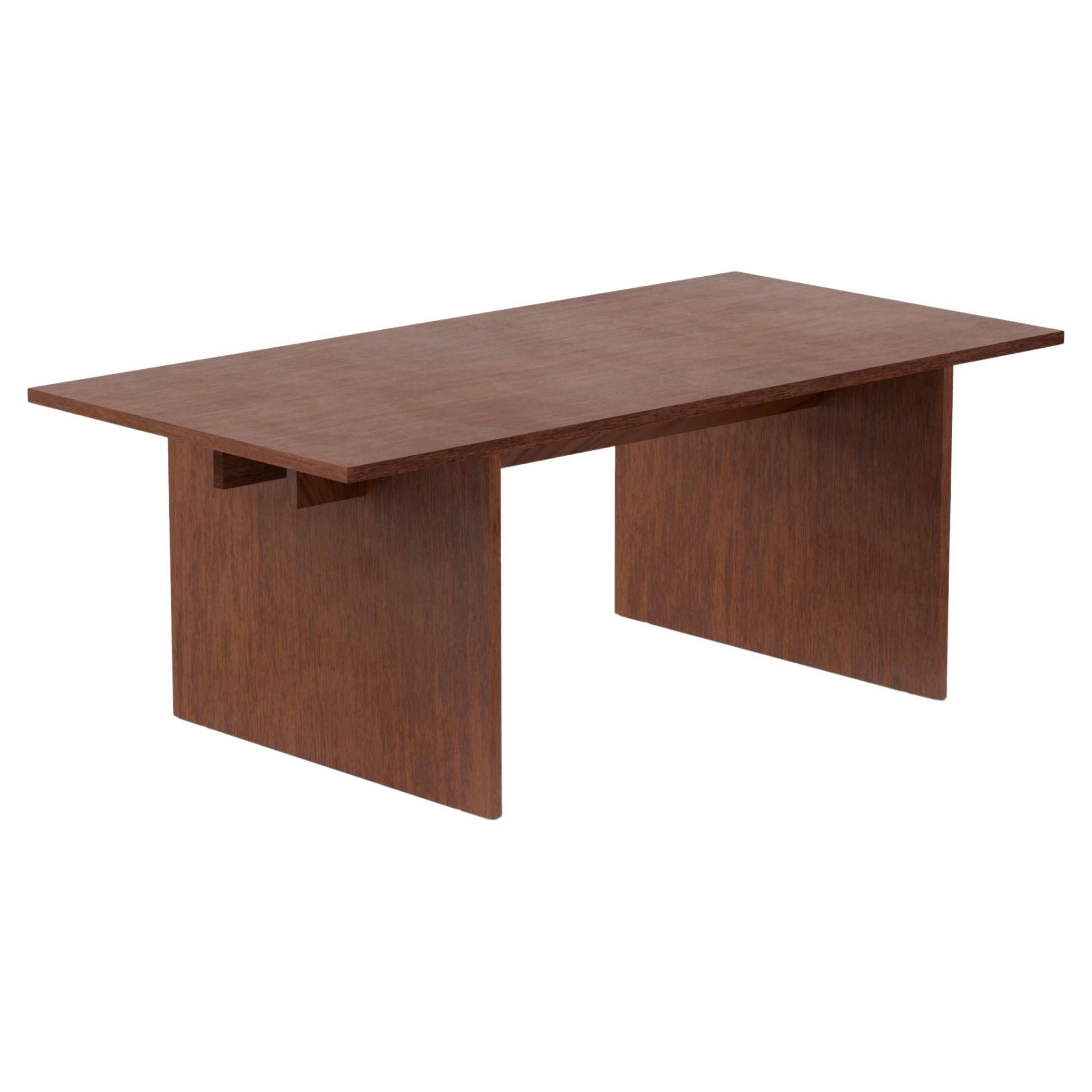 Minimalistischer moderner Tisch aus Nussbaumholz