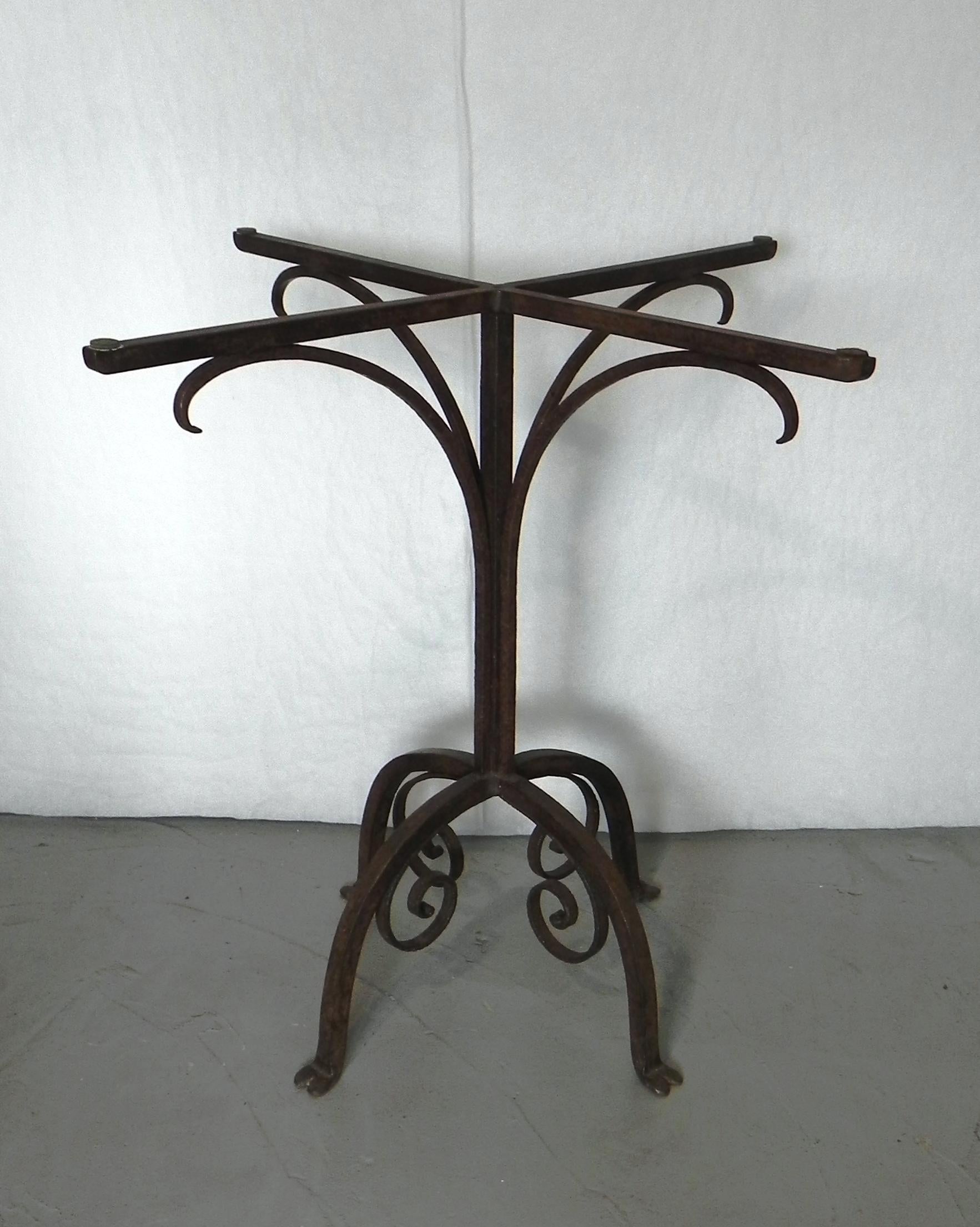 Pesada base de mesa de centro de hierro forjado, curvada y fabricada a mano por h�ábiles artesanos en la década de 1950. La base mide 60 x 60 h 77. el hierro se mantiene natural con una capa de Ovatrol. se puede utilizar al aire libre. solo bajo