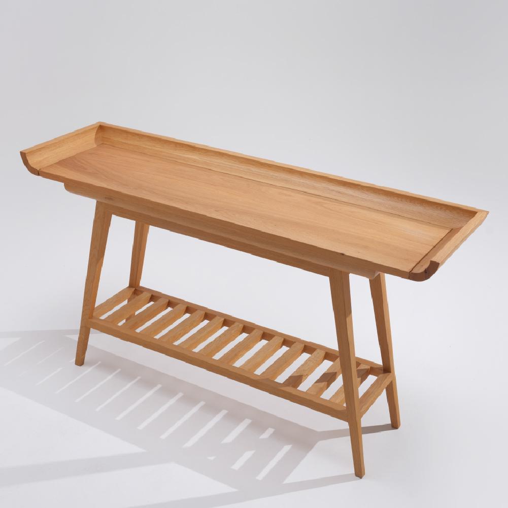 El Aparador Base está hecho totalmente de roble macizo. Con su diseño elegante y su estructura robusta, aportará un ambiente elegante a tu hogar. Puedes utilizarlo detrás de la mesa del comedor, a lo largo del respaldo del sofá, en las entradas o