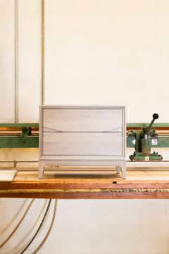 Table de chevet en bois massif à base en noyer avec finition gris naturel, contemporaine