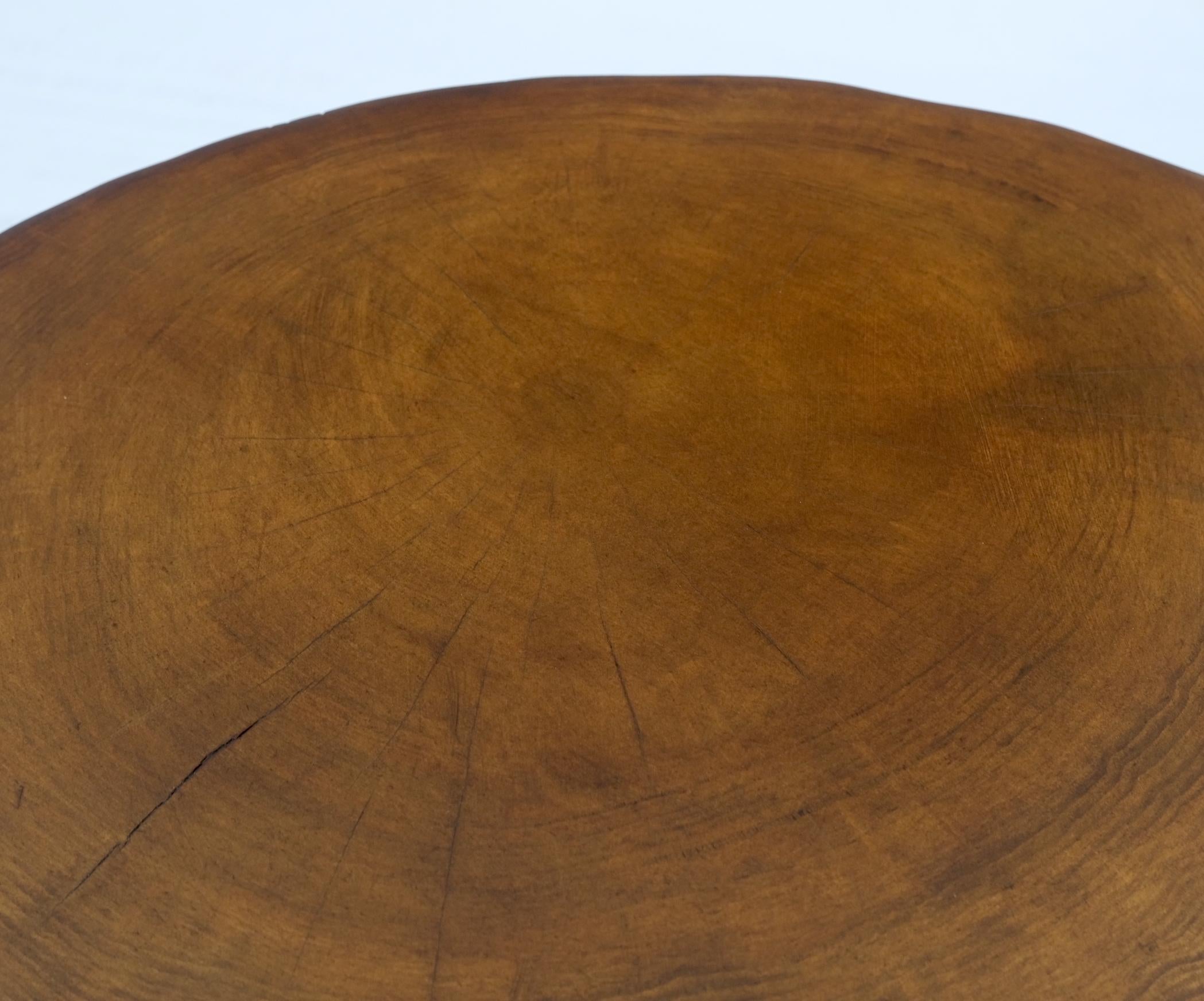 Noyer Table basse d'appoint avec pieds en forme de boule de baseball et plateau à bord vif, lourde, d'extrémité latérale en vente