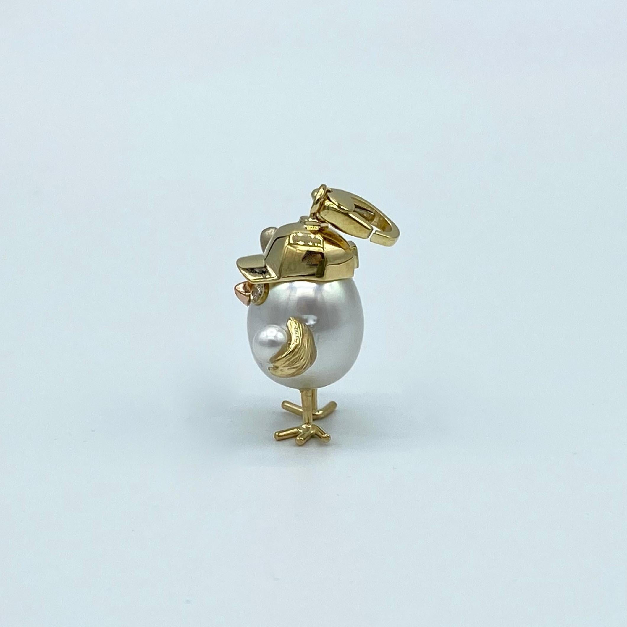 I find it fun to create animals with pearls. In this case the chick is a baseball player.
His hat, paws and wings are made of yellow gold. The basball bat is in white satin gold and the beak is in red gold.
On his left paw there a ball made with a