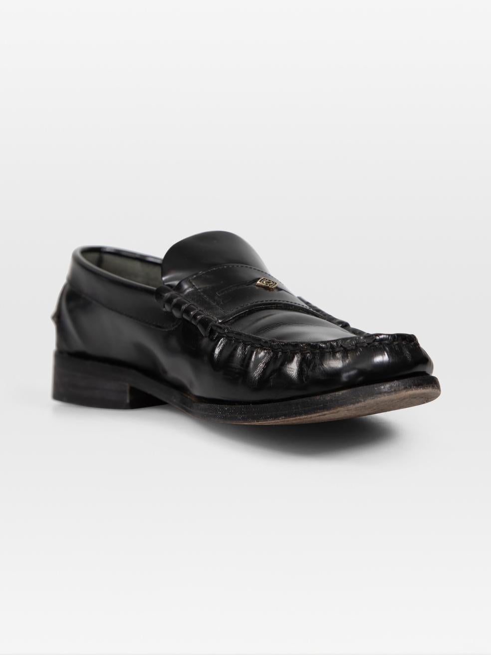 CONDIT ist sehr gut. Minimale Abnutzung der Schuhe ist offensichtlich. Minimale Abnutzung auf der Vorder- und Rückseite der beiden Schuhe, wo einige leichte Falten zu sehen sind. Es gibt einige leichte Abschürfungen an der linken Seite der beiden