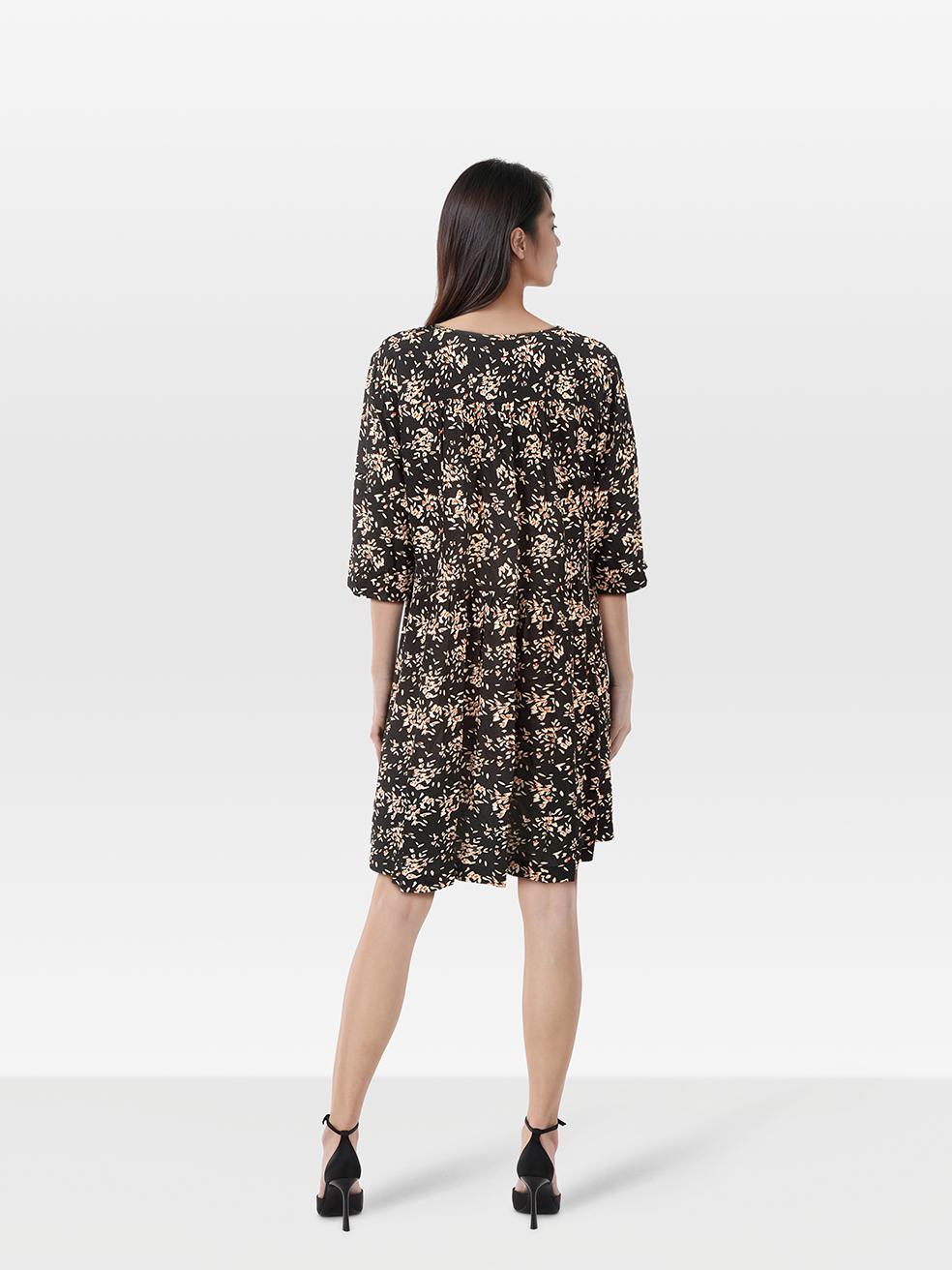 CONDITION ist sehr gut. Kaum sichtbare Abnutzungserscheinungen am Kleid sind bei diesem gebrauchten ba&sh Designer-Wiederverkaufsartikel zu erkennen.
 
 Einzelheiten
 
 
 Mehrfarbig
 
 Viskose
 
 Kleid
 
 Knielang
 
 Mittlere Hülse
 
 Florales
