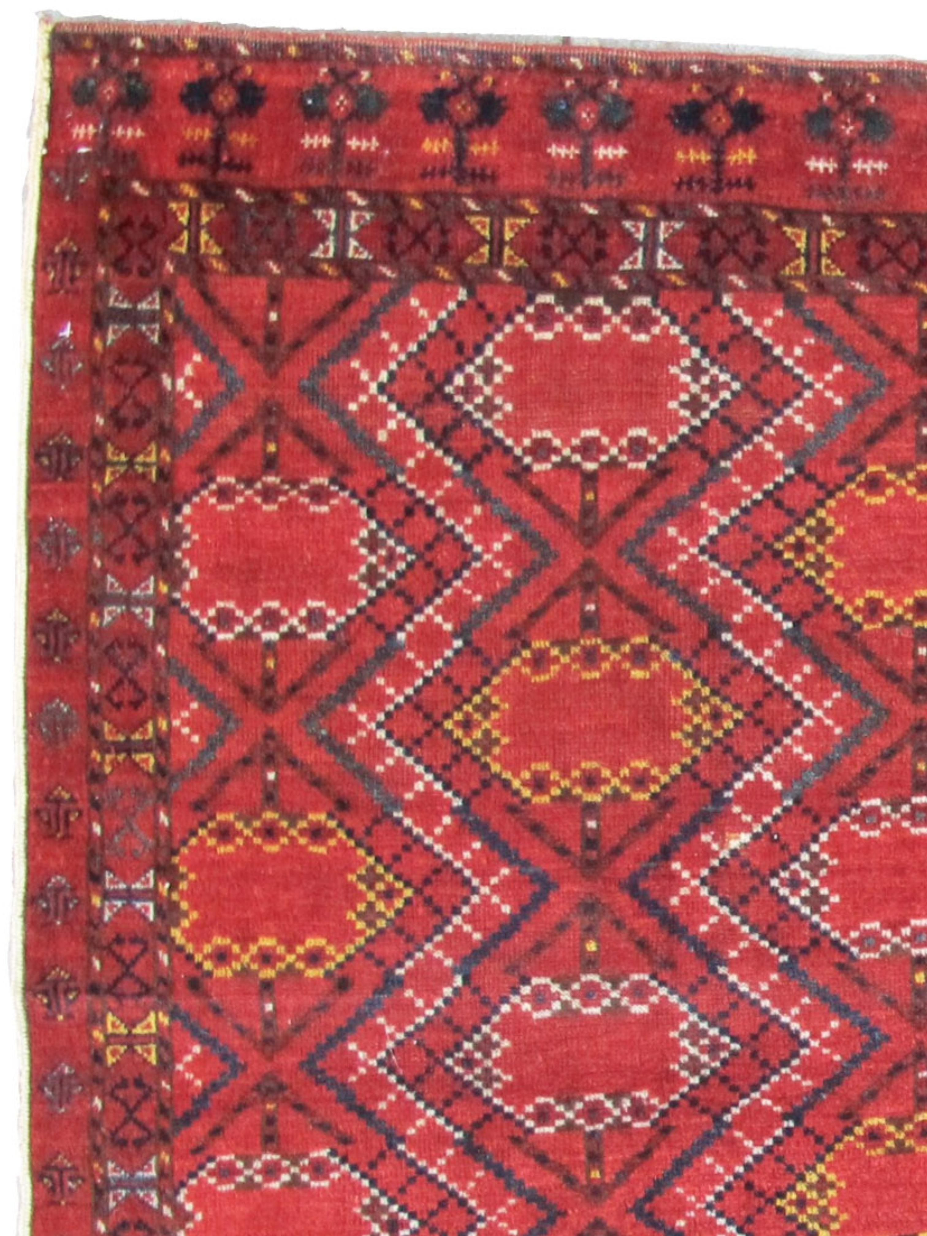 Bashir, Chuval-Teppich, spätes 19. Jahrhundert

Diese extragroße Bashir-Turkmen-Zelttasche zeichnet ein Feld, das vom zentralasiatischen Ikat-Textildesign abgeleitet ist. Das hier gezeigte besondere Ikat-Muster mit einem abstrakten Gitter und