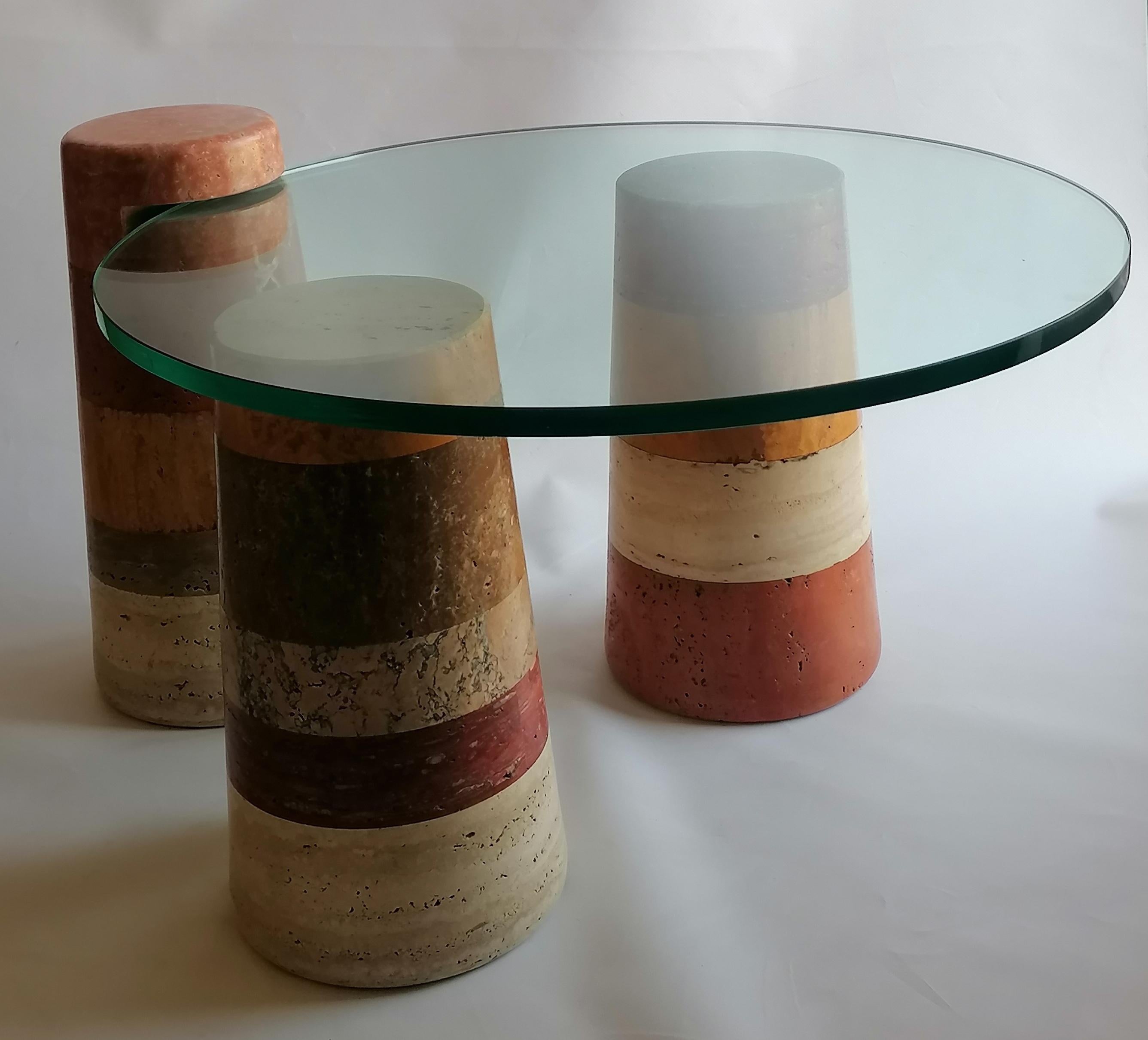 Originale base tavolo , manufatto creato tornendo varie tipologie di travertino colorato, (travertino noce, paglierino, giallo, rosso, chiaro, )disegno originale.
L'altezza di due basi è di cm 34,5, la terza è alta cm 41, questa ha un solco nel