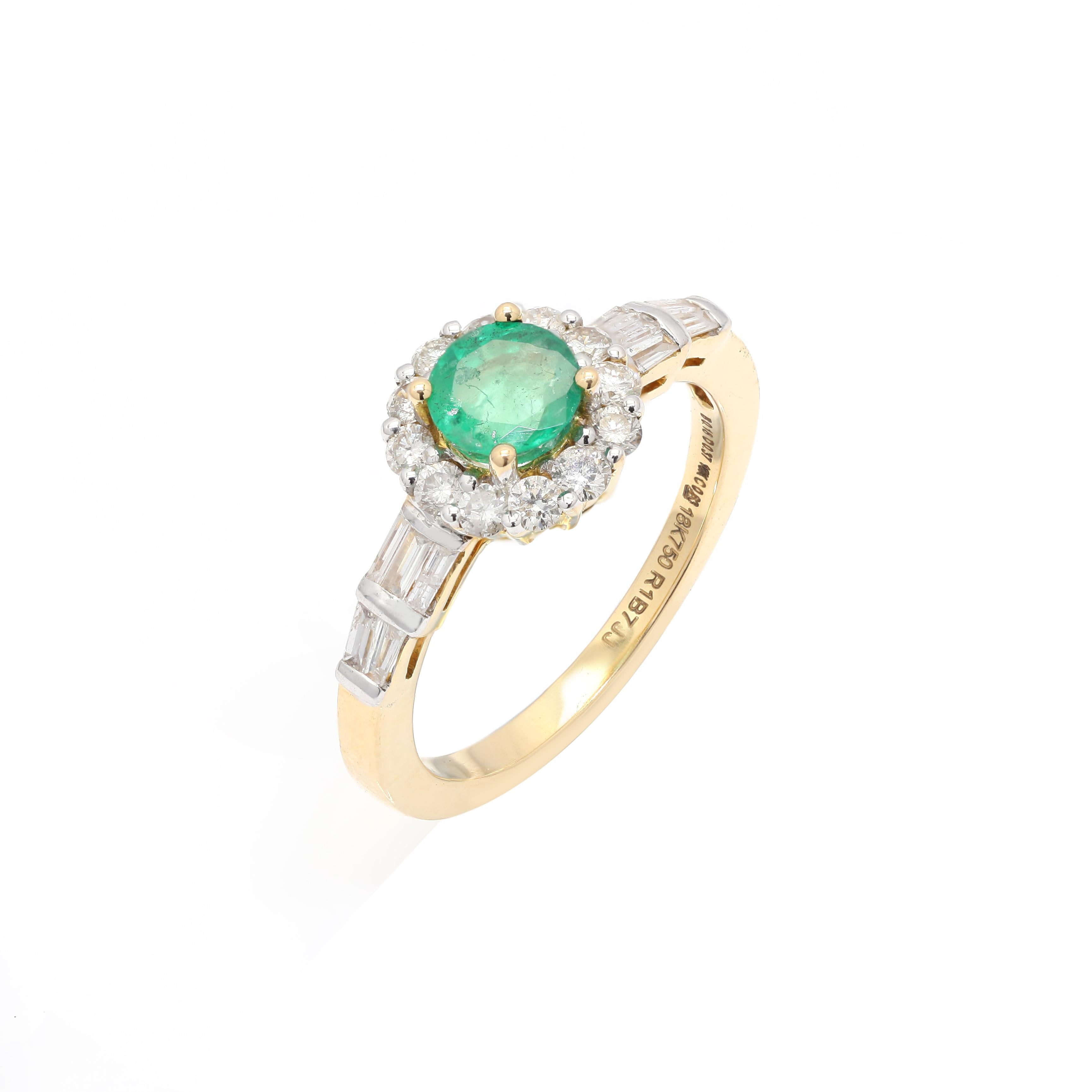 For Sale:  Basic Emerald Ring with Diamonds in 18 Karat Yellow Gold for Her 4