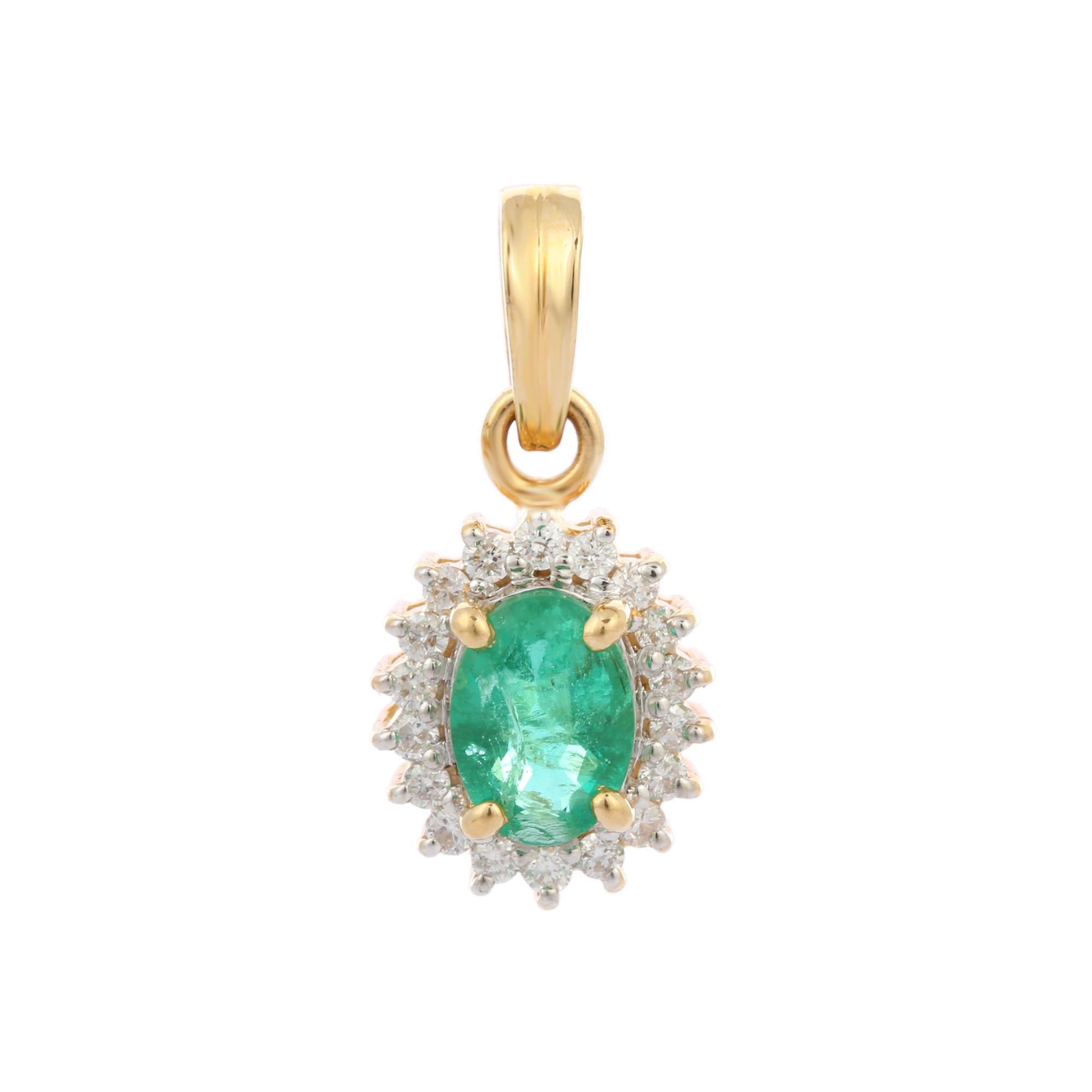 Pendente con smeraldo naturale in oro 14 carati. Ha uno smeraldo di taglio ovale tempestato di diamanti che completa il tuo look con un tocco di classe. I ciondoli vengono indossati o regalati per rappresentare l'amore e le promesse. È un gioiello