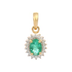 Colgante básico de esmeralda y halo de diamantes en oro amarillo de 14 quilates