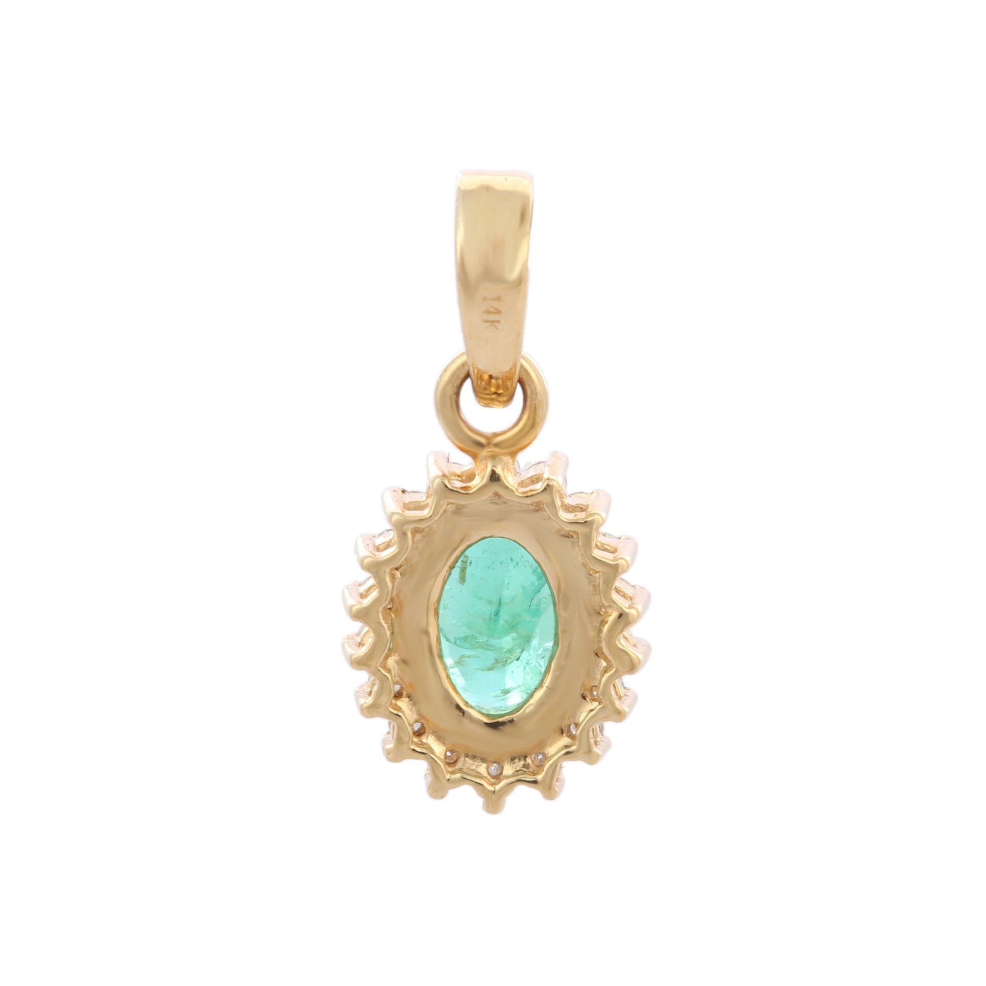 Taglio ovale Ciondolo Basic con smeraldo e diamante a raggiera in oro giallo 14K in vendita