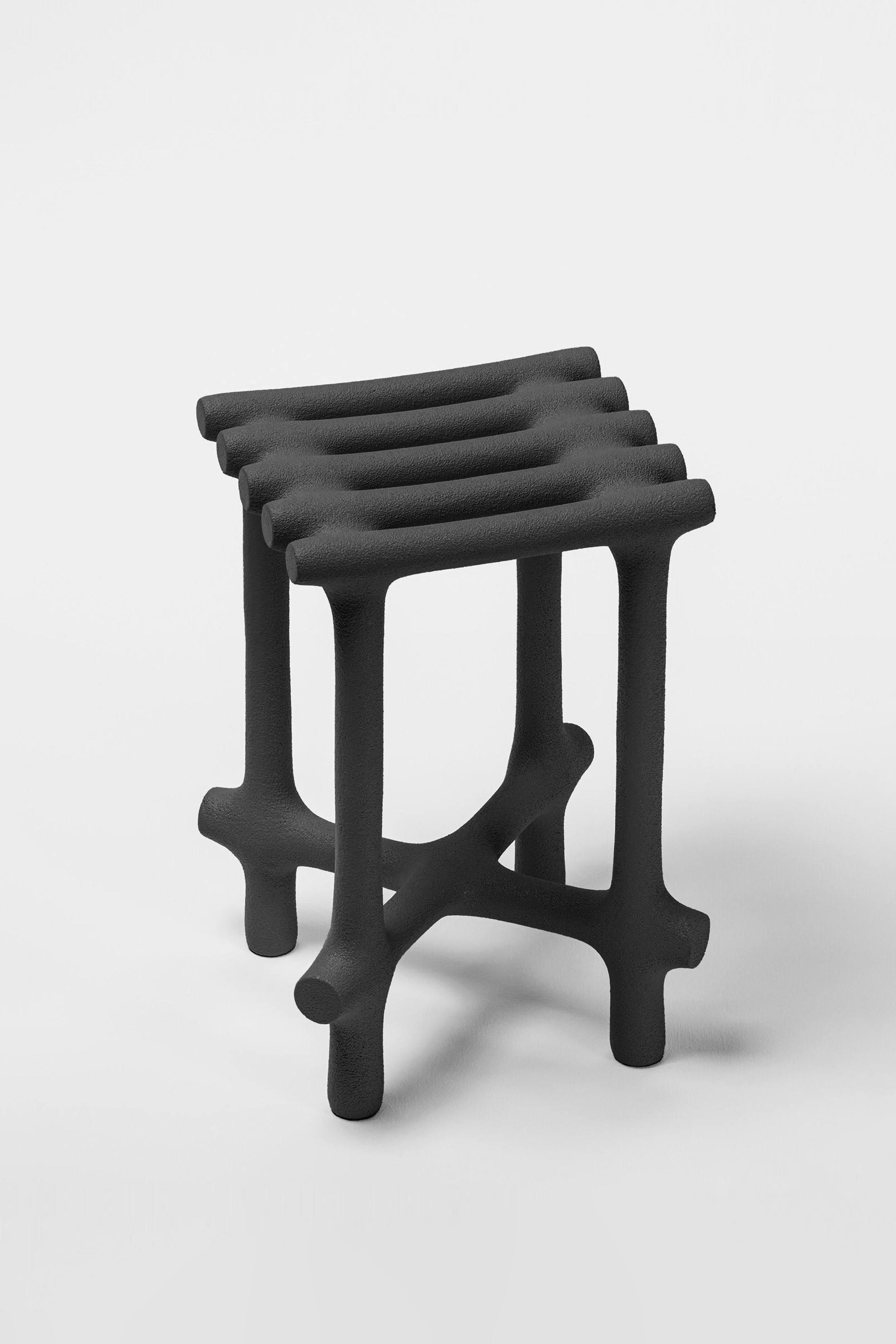 Sgabello scultoreo di base in sabbia e nylon di Hot Wire Extensions
Dimensioni: D. 35 x L. 34 x H. 48 cm 
Materiali: Polvere di nylon di scarto e sabbia di provenienza responsabile, tubo di rame.
5 kg

Colori diversi su richiesta.

Tutte le nostre