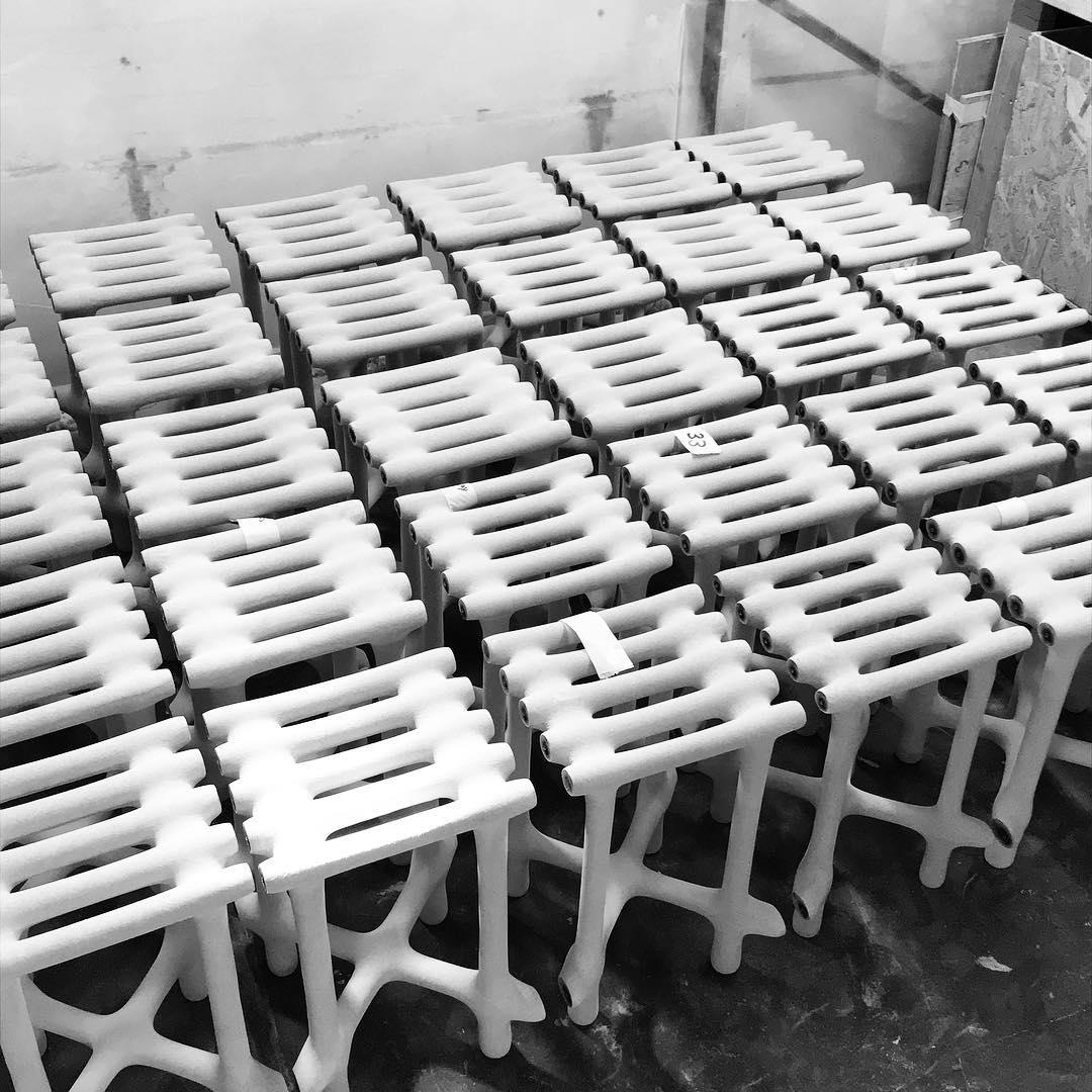 XXI secolo e contemporaneo Sgabello scultoreo Basic in edizione limitata in sabbia e nylon di Hot Wire Extensions in vendita