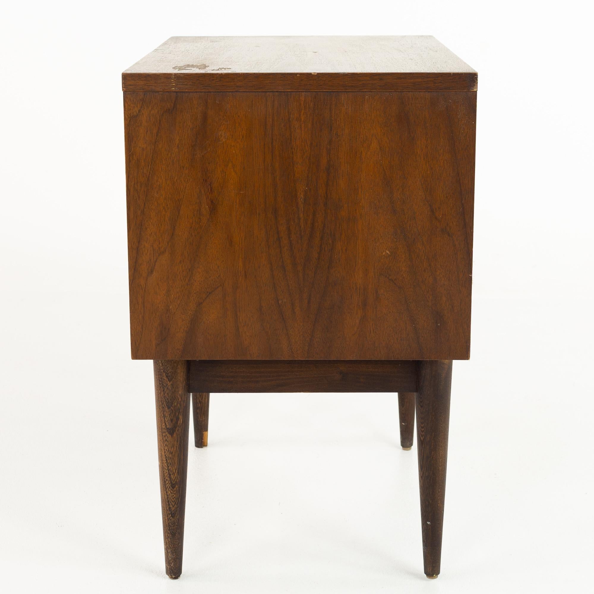 Basic Witz Mid Century Walnut 2-Drawer Nightstands, Pair In Good Condition In Countryside, IL