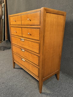 Basic Witz Cómoda Highboy de nogal de mediados de siglo