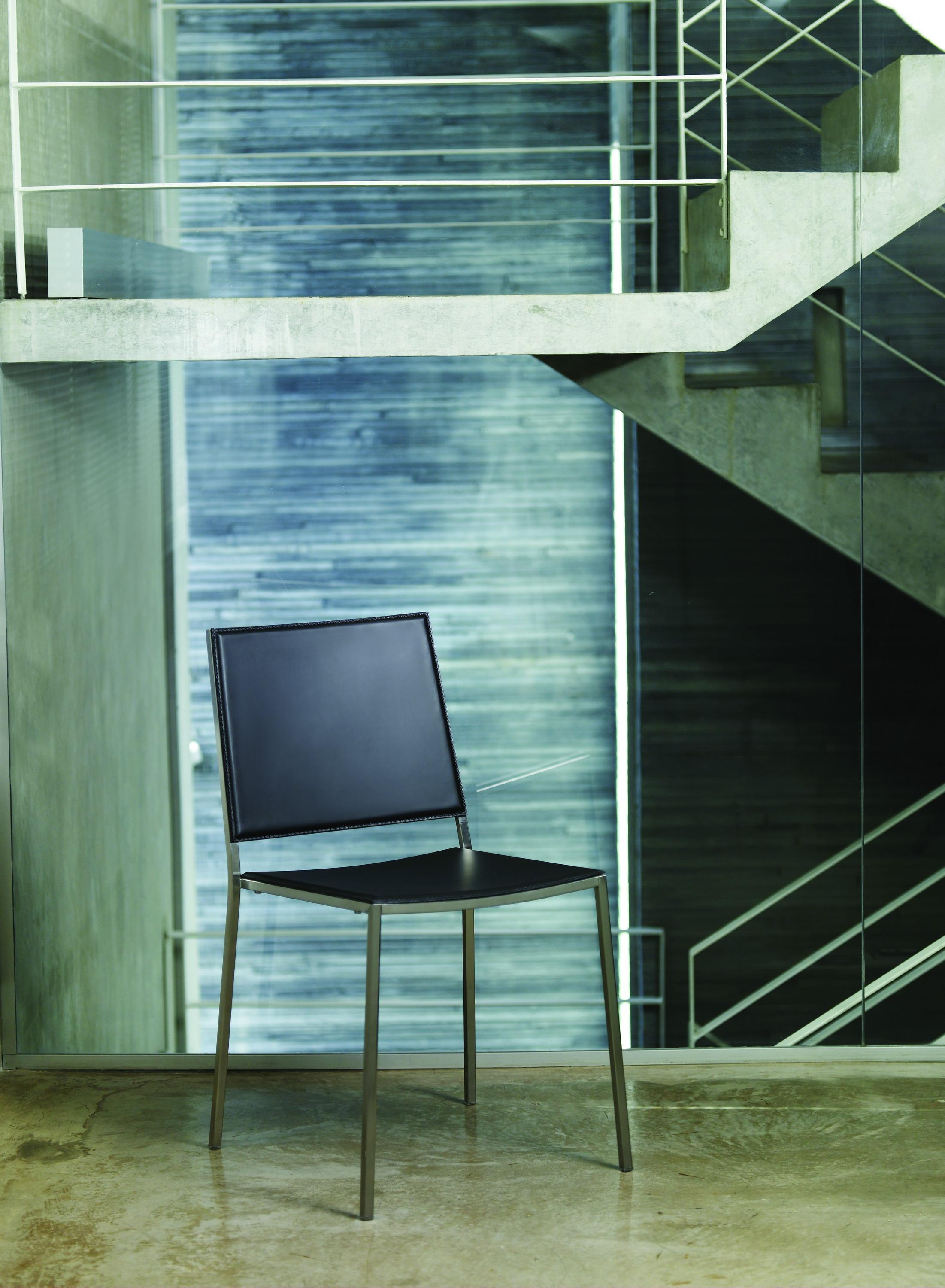 Básica Stuhl von Doimo Brasil
Abmessungen: B 49 x T 54 x H 80 cm 
MATERIALEN: Metall mit Holz oder gepolstertem Sitz.


Mit der Absicht, guten Geschmack und Persönlichkeit zu vermitteln, entschlüsselt Doimo Trends und folgt der Entwicklung des