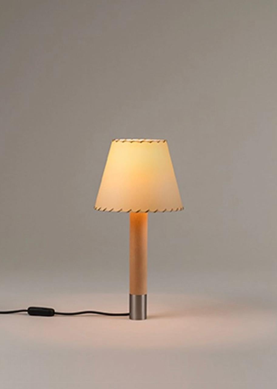 In defence of warmth. At a time when international trends prevailed with lamps containing tubular metal structures and halogen bulbs, Santa & Cole sought to create a warmer alternative with the Básica lamp. This meant the revival, in the 1980s, of
