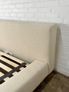 Básico upholstered platform bed