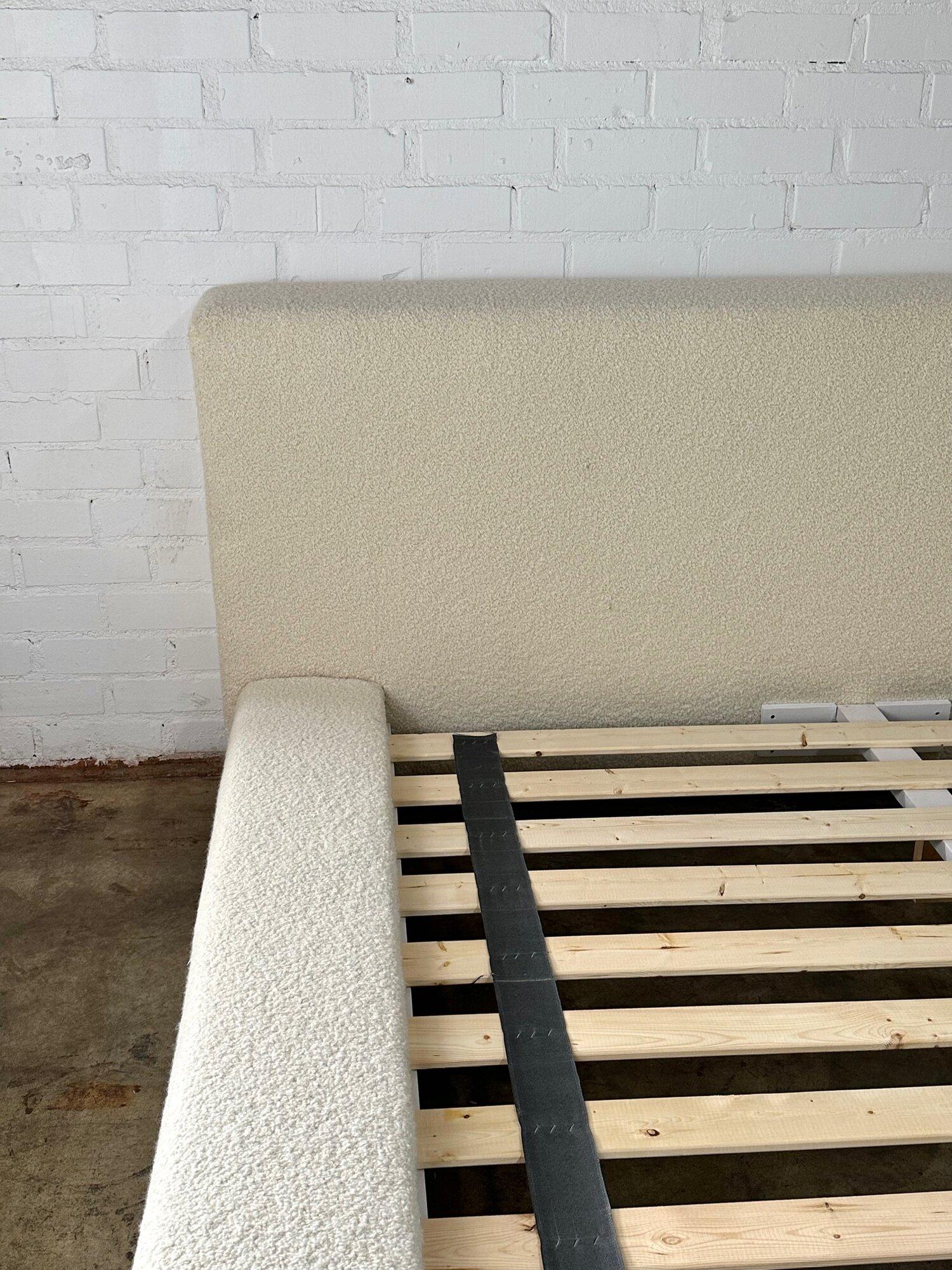 American Básico upholstered platform bed For Sale