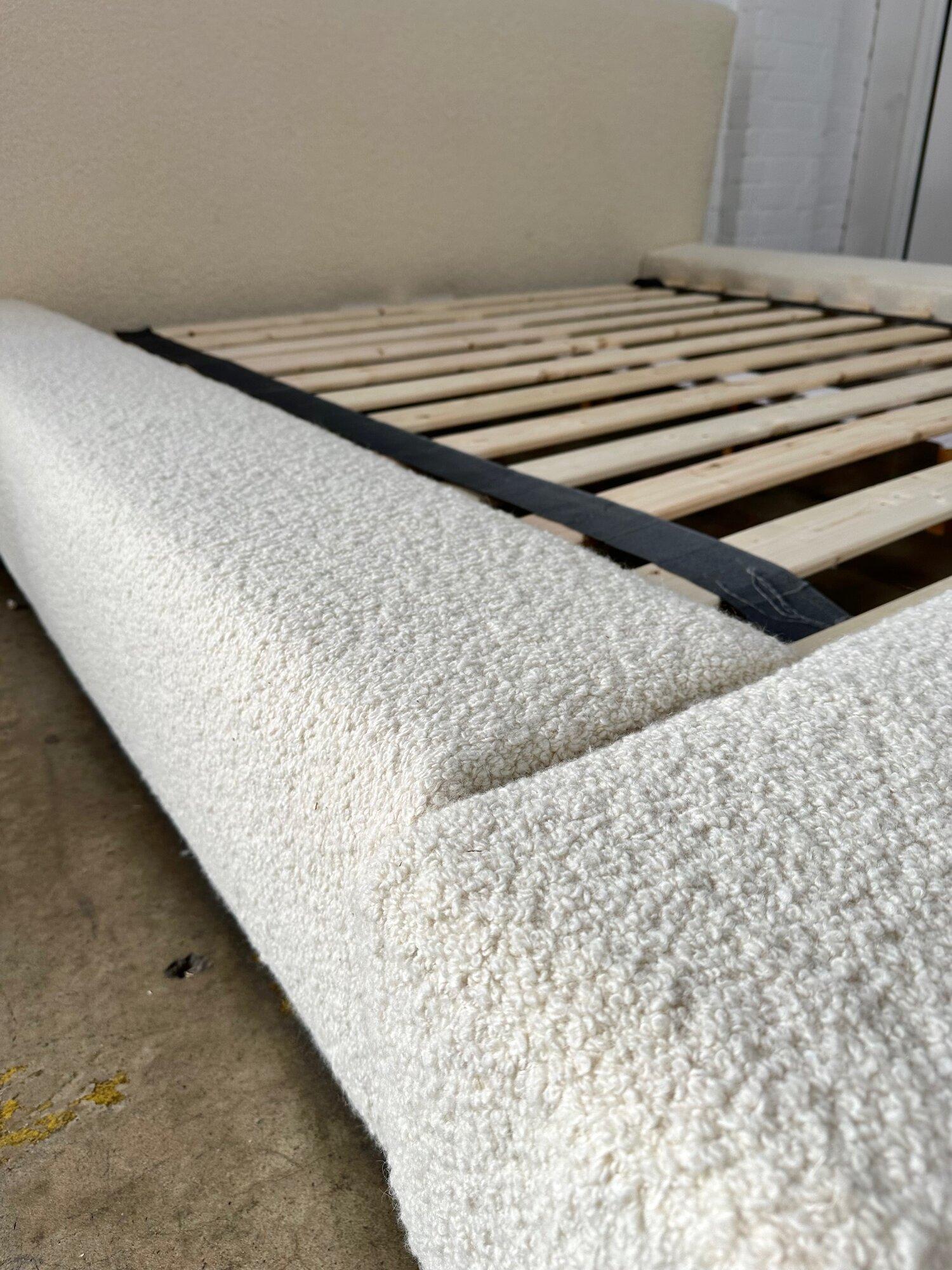 Contemporary Básico upholstered platform bed For Sale
