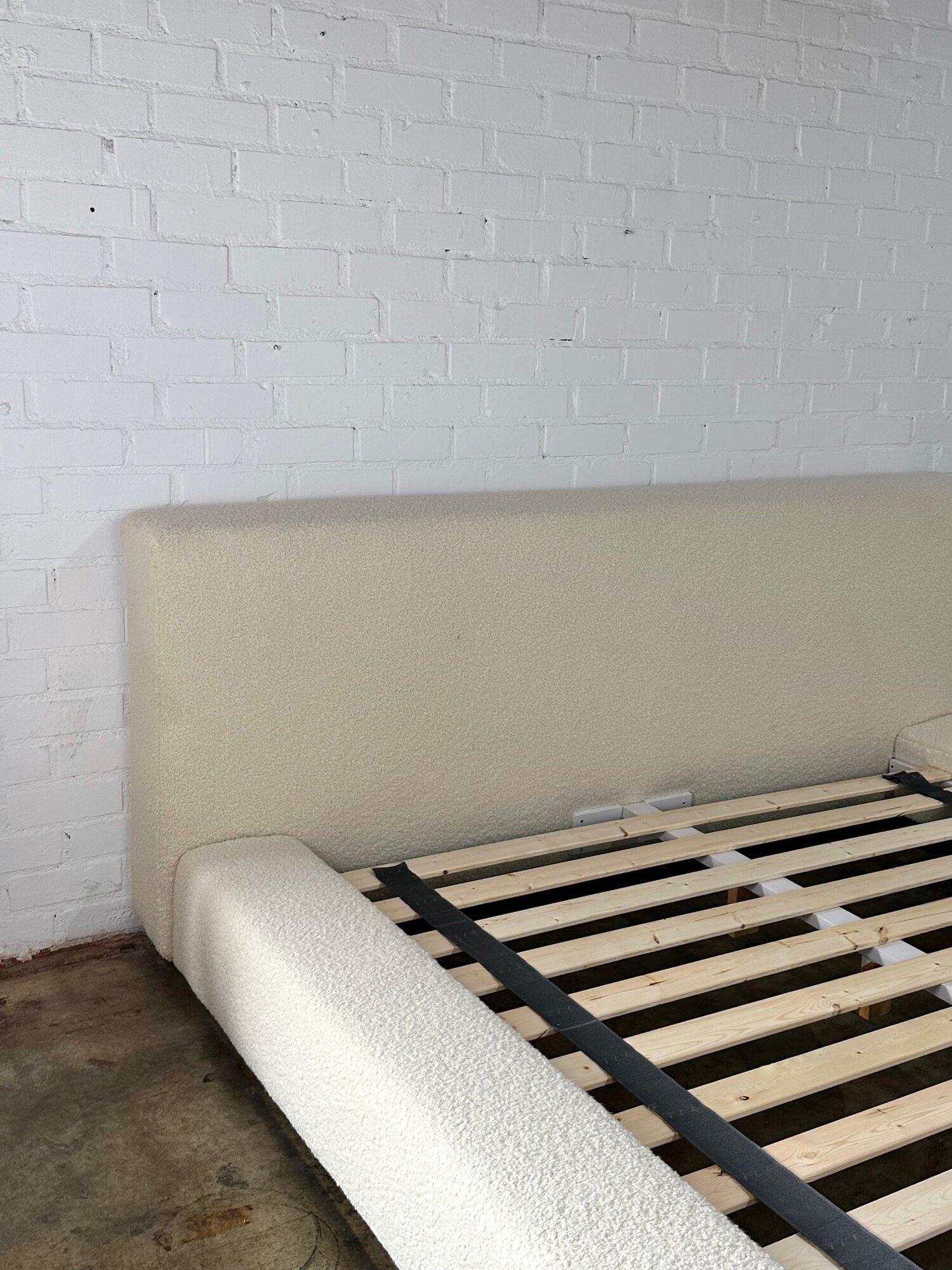 Básico upholstered platform bed For Sale 2