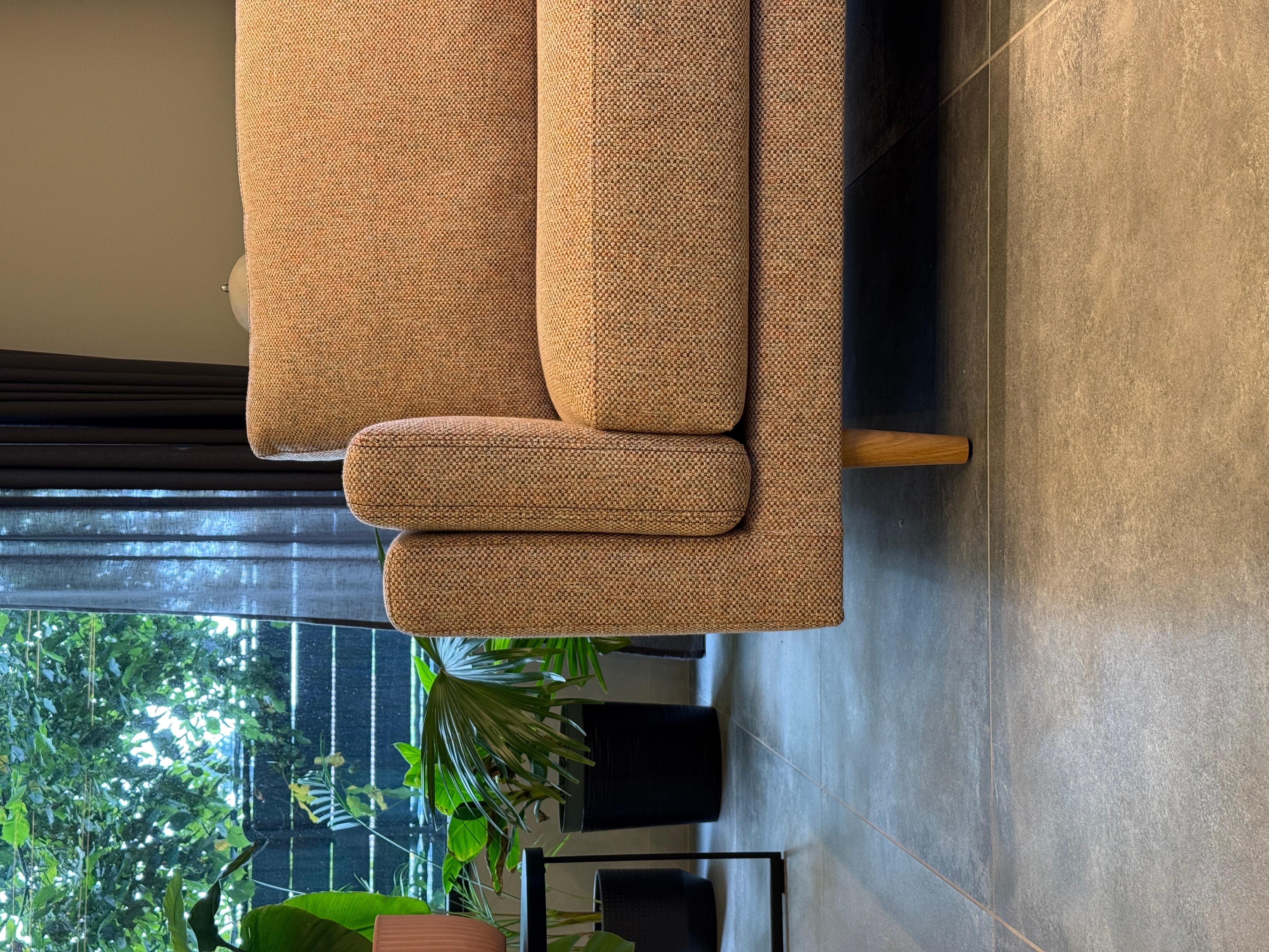 Divano angolare Basile con pouf, tessuto in lino e cotone, piedi in Oak in vendita 3