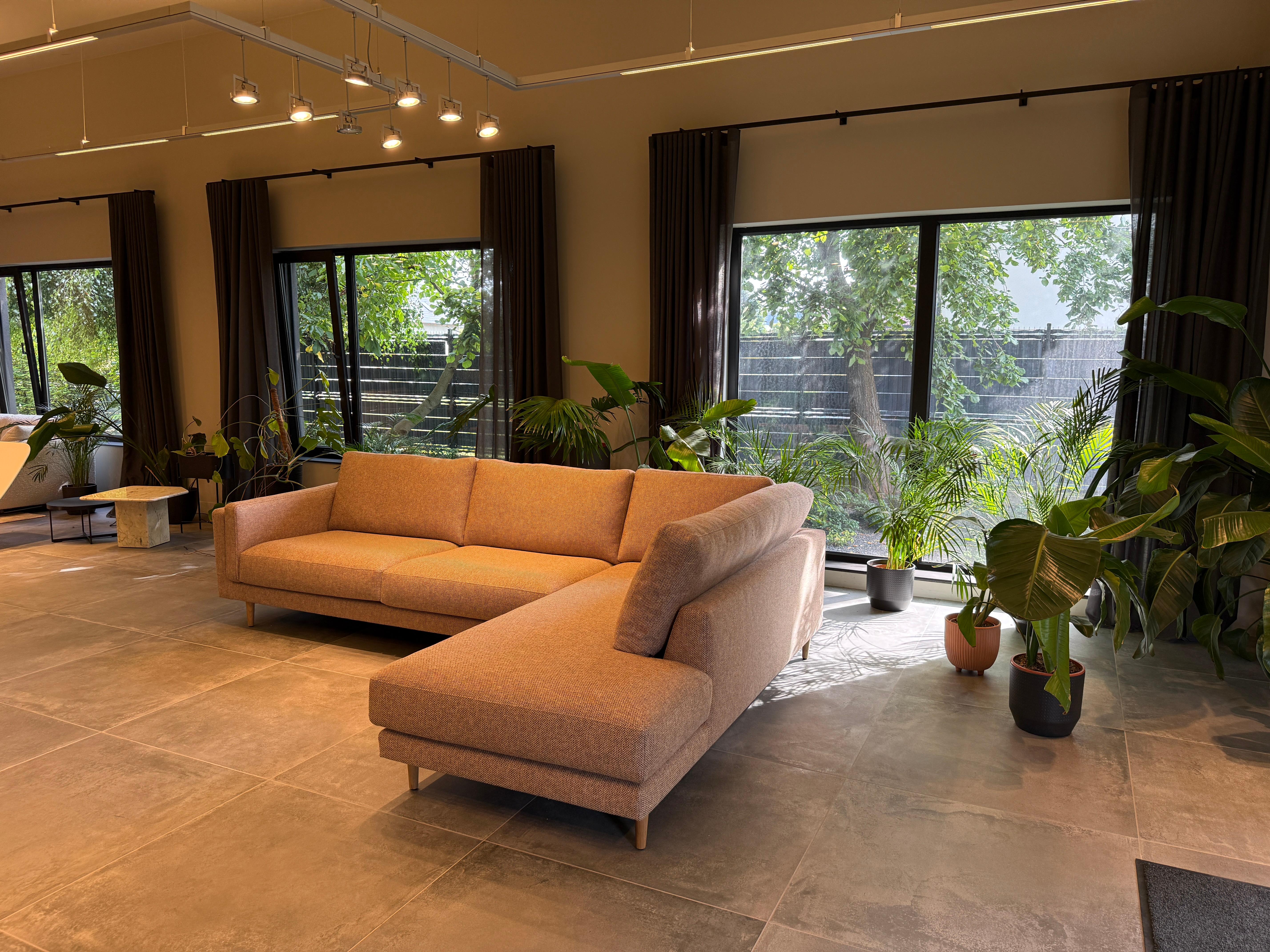 Divano angolare Basile con pouf, tessuto in lino e cotone, piedi in Oak in vendita 4