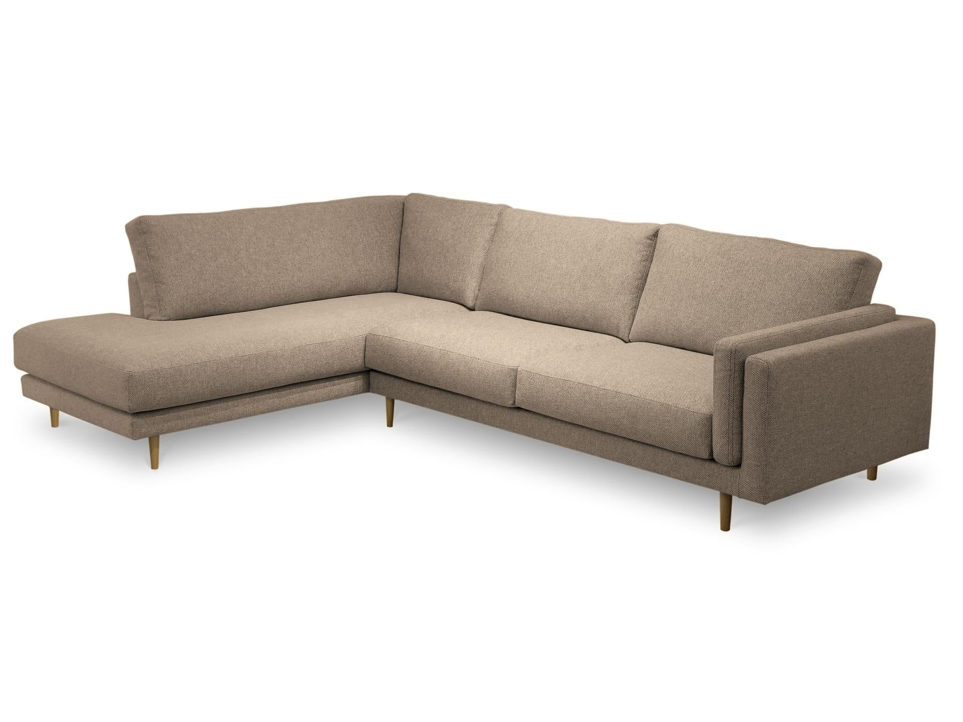 Questo divano unisce dettagli curati, materiali di alta qualità e un comfort autentico. I cuscini laterali sono rifiniti con doppie cuciture decorative, un accento sottile che sottolinea l'artigianato e aggiunge un aspetto sartoriale. I generosi