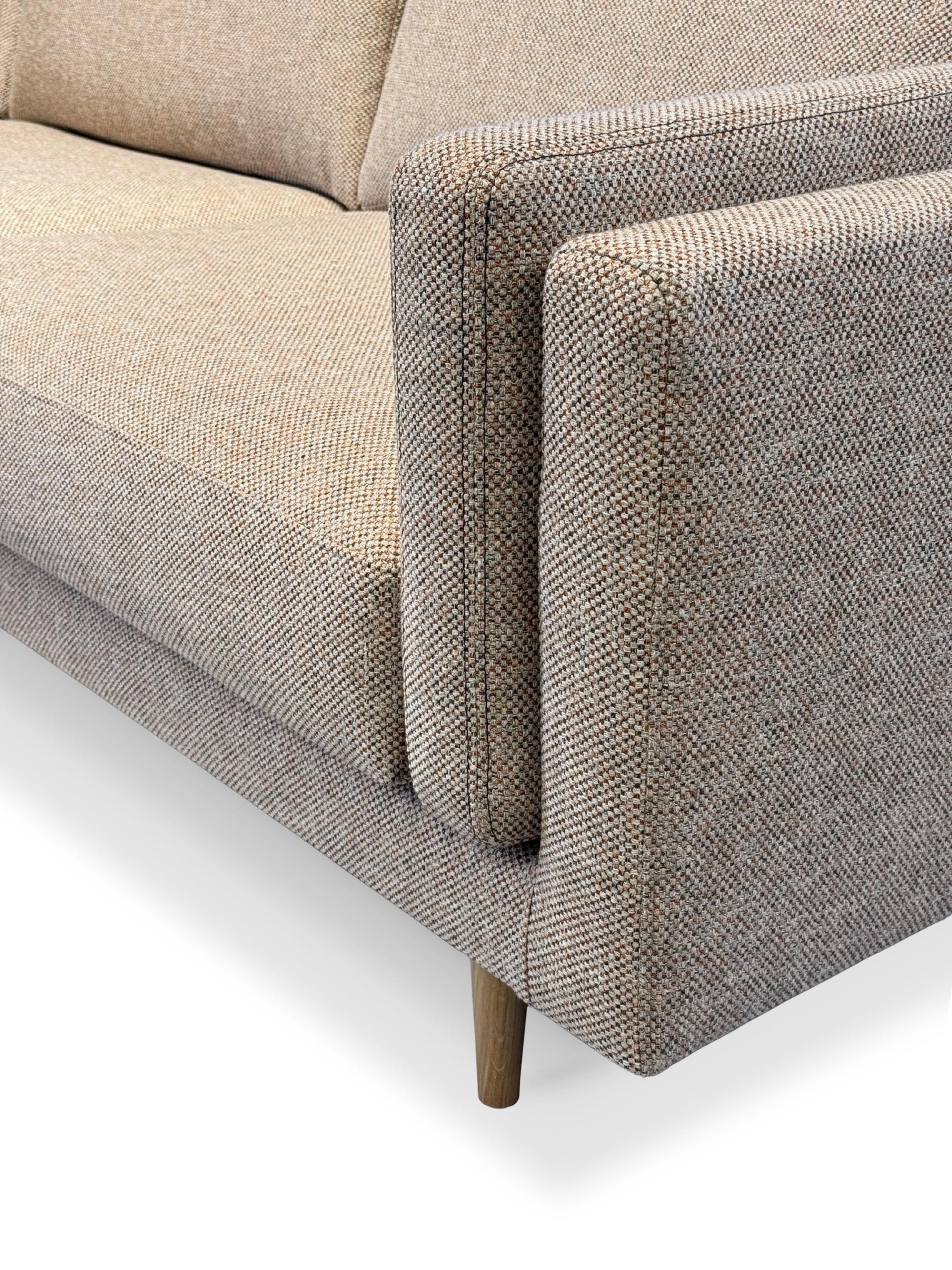Scandinavo moderno Divano angolare Basile con pouf, tessuto in lino e cotone, piedi in Oak in vendita
