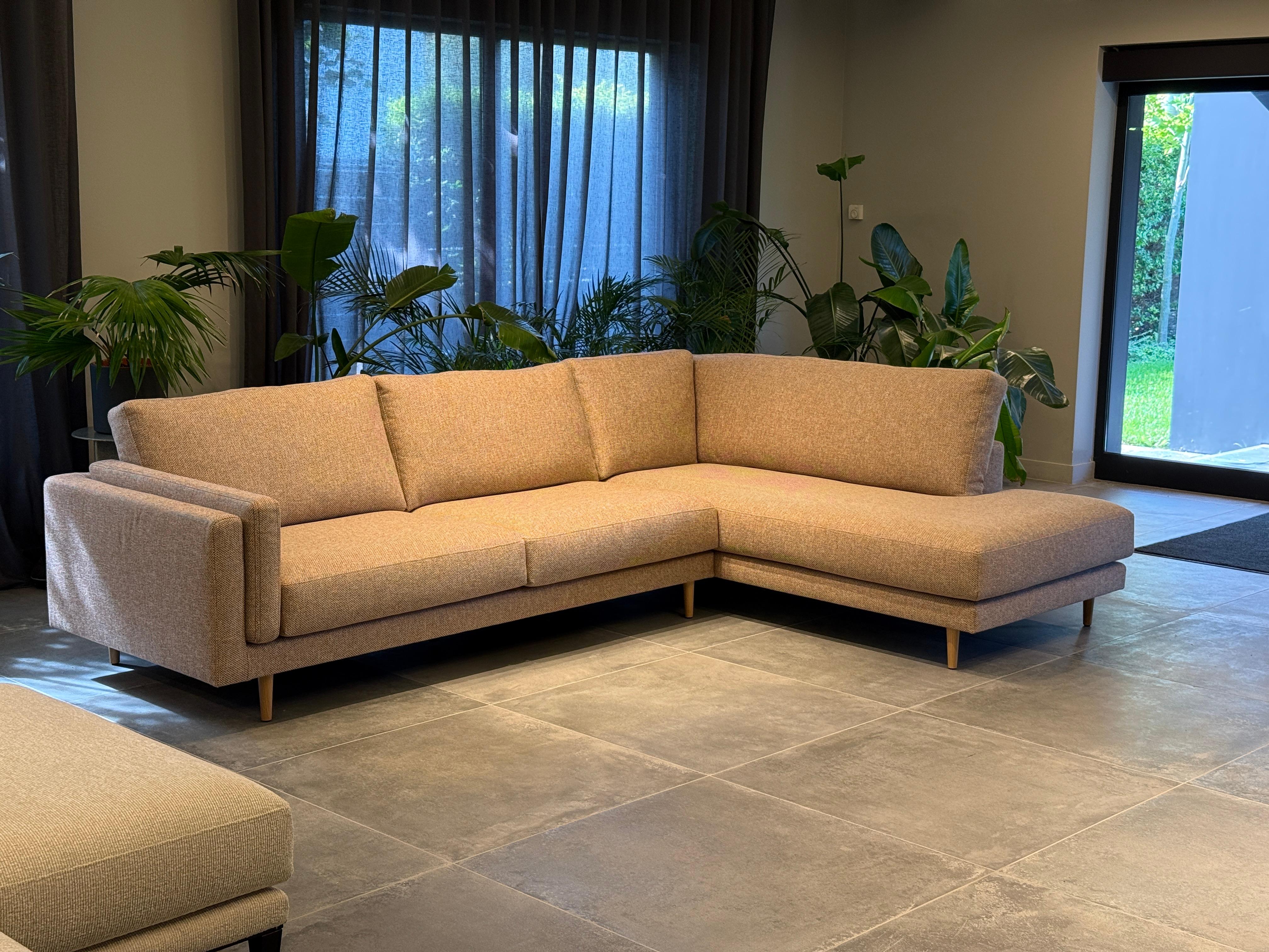 Cotone Divano angolare Basile con pouf, tessuto in lino e cotone, piedi in Oak in vendita